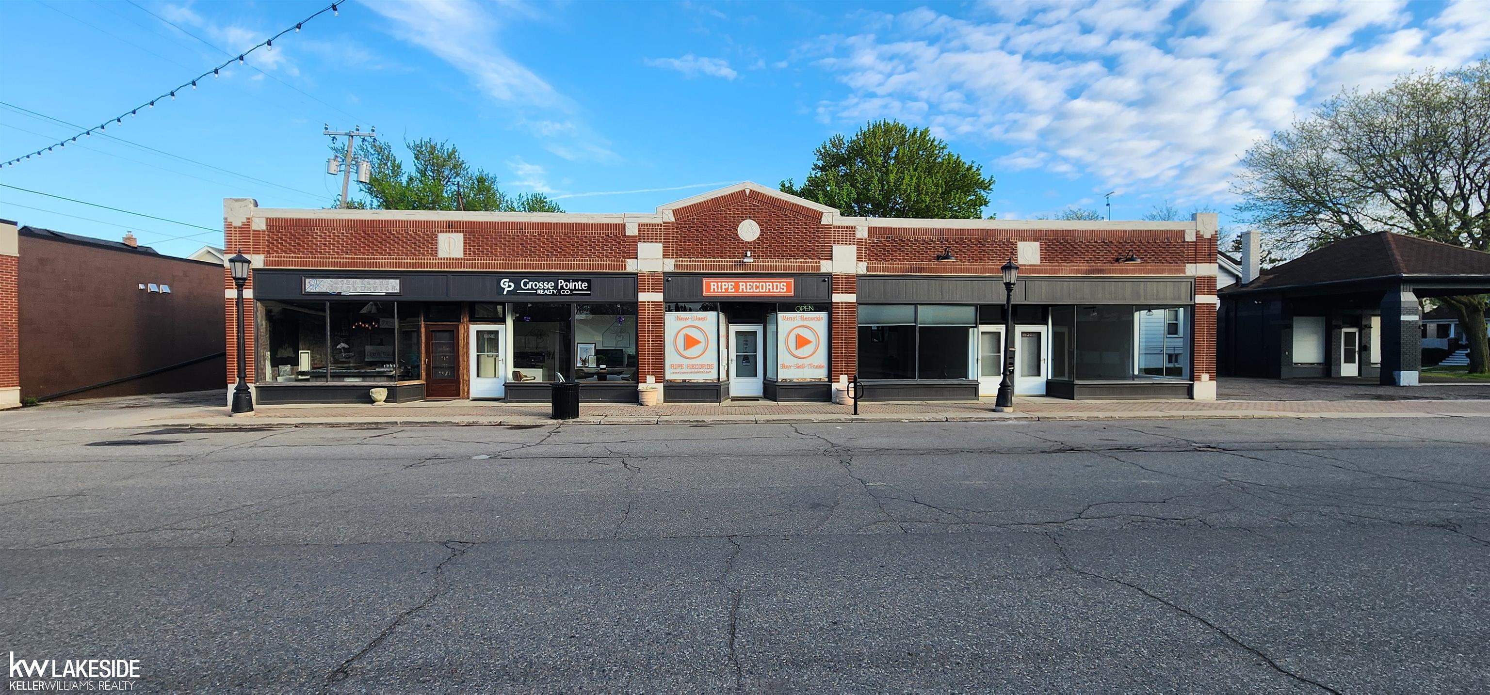 15208 Charlevoix Street — photo