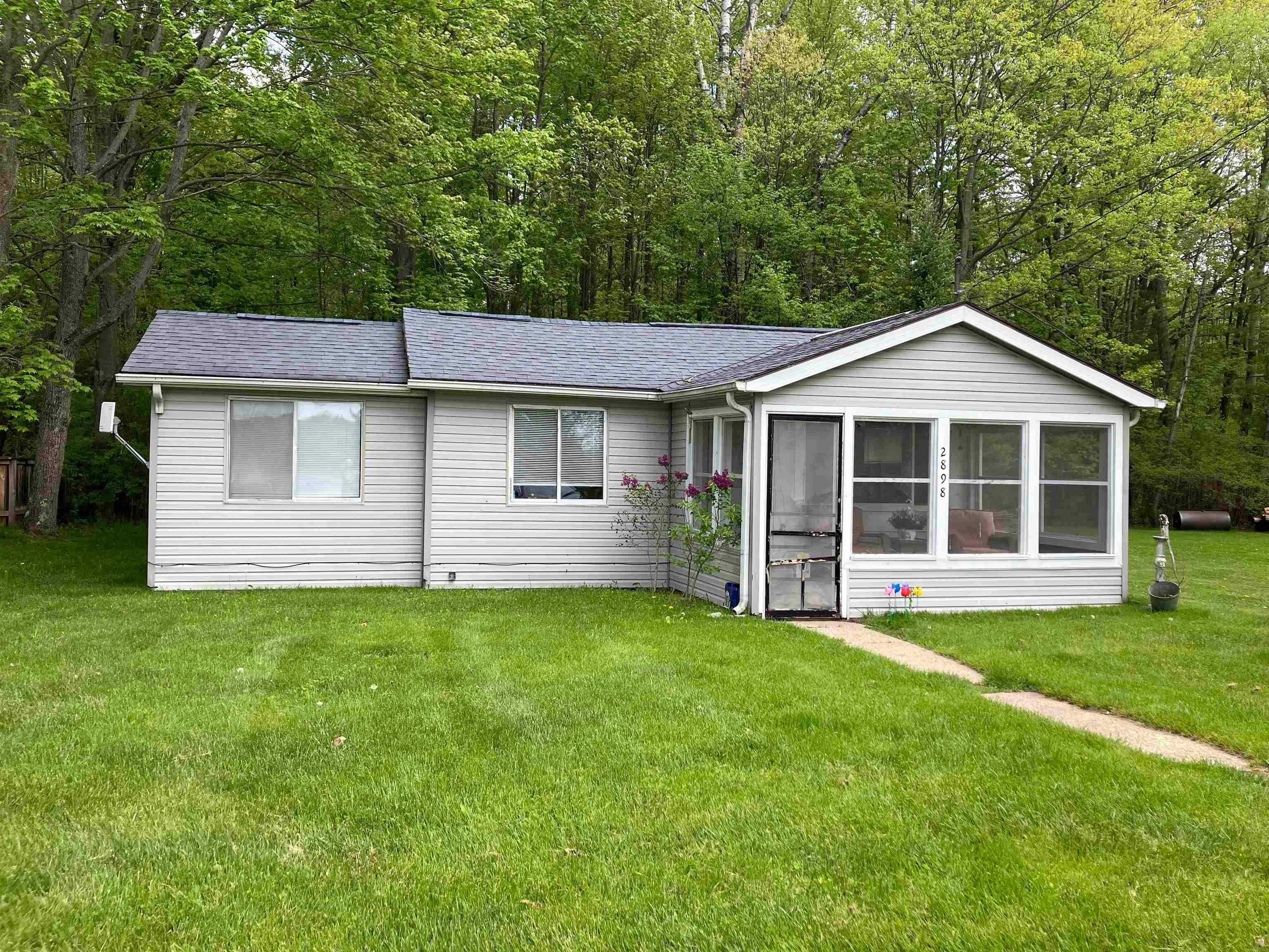 2898 Lakeshore Drive — photo
