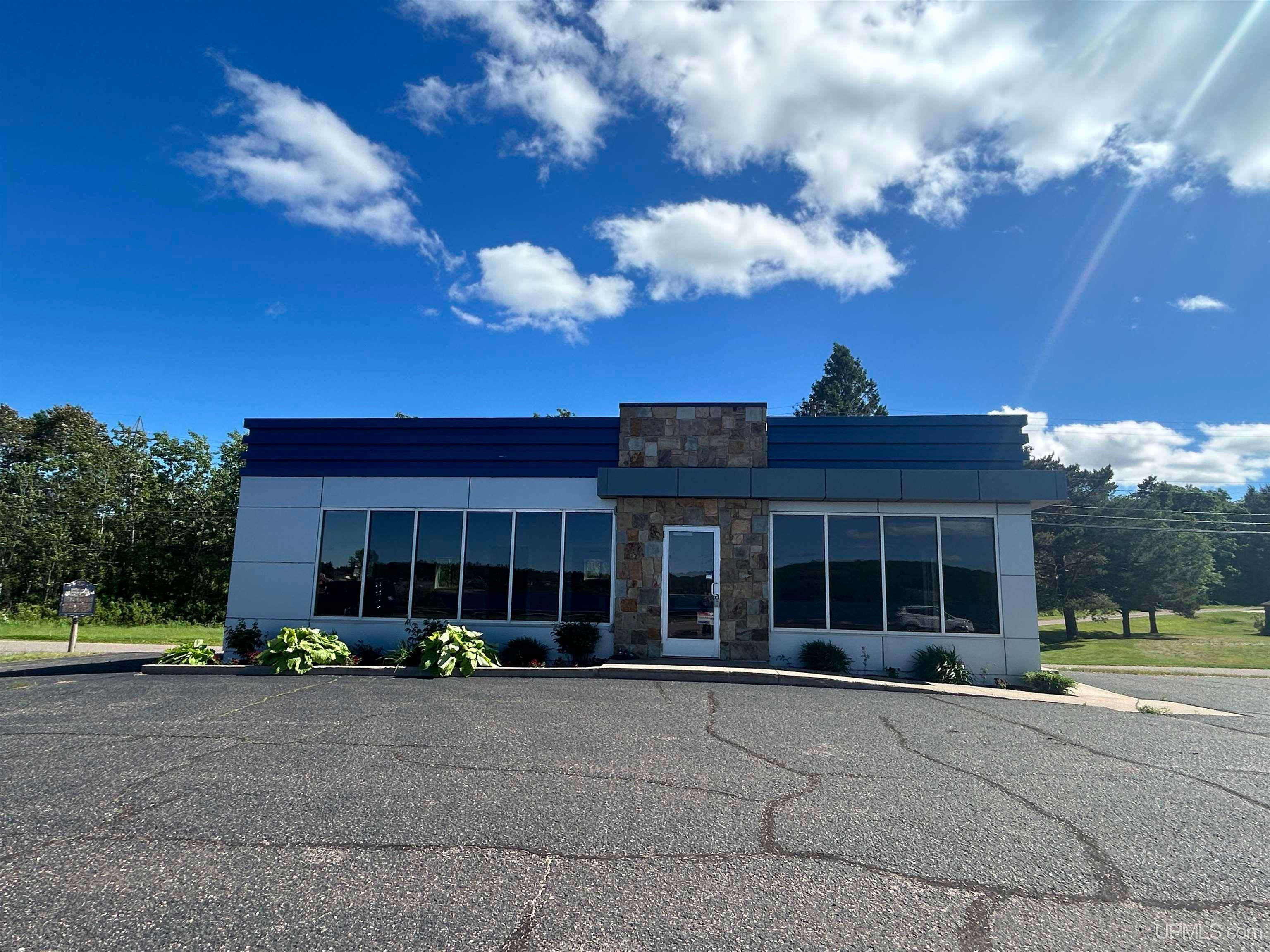 109 W US41 Highway — photo