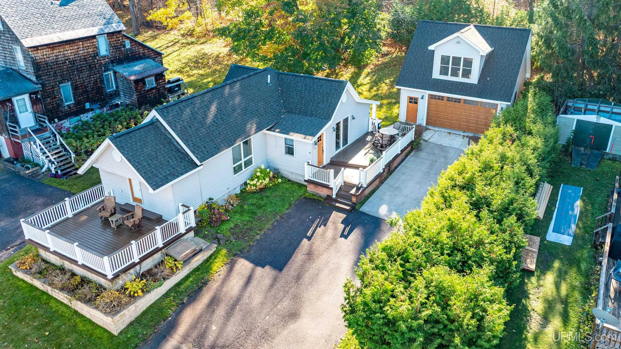 711 Calverley Avenue — photo