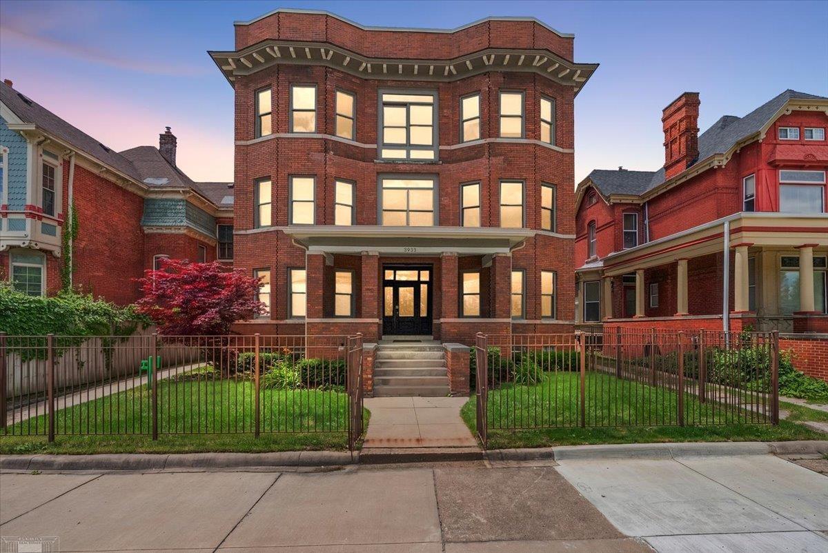 3933 Trumbull Street — photo