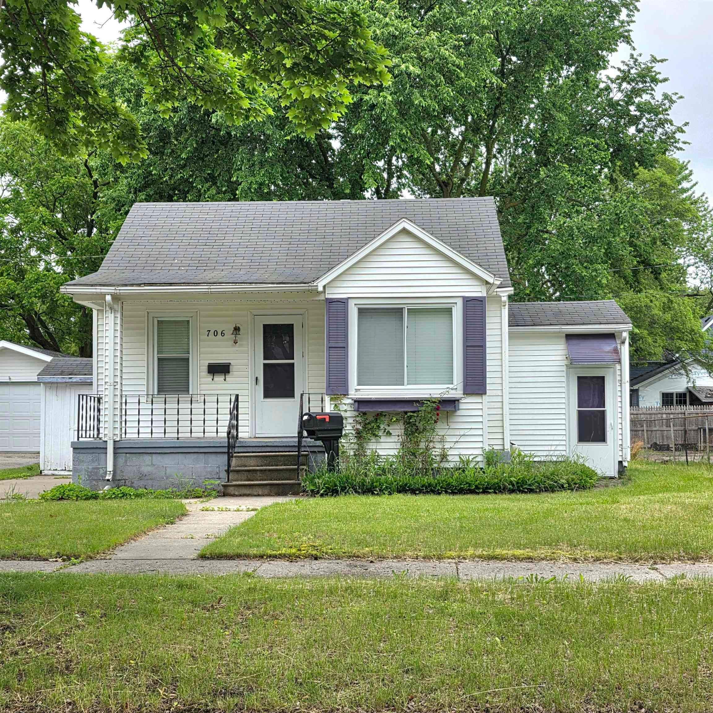706 Oak Street — photo