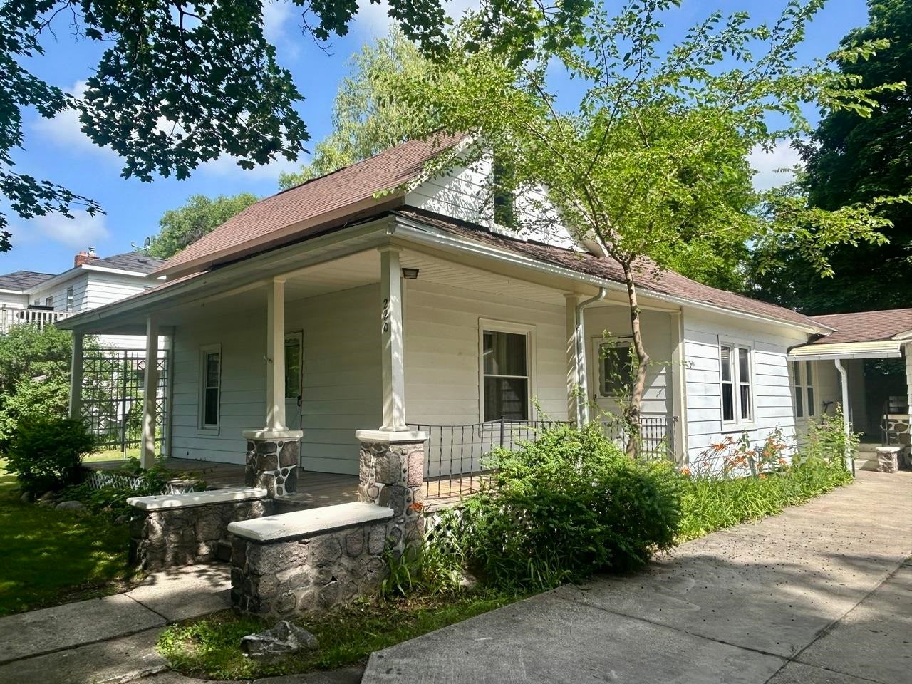 220 W Beech Street — photo