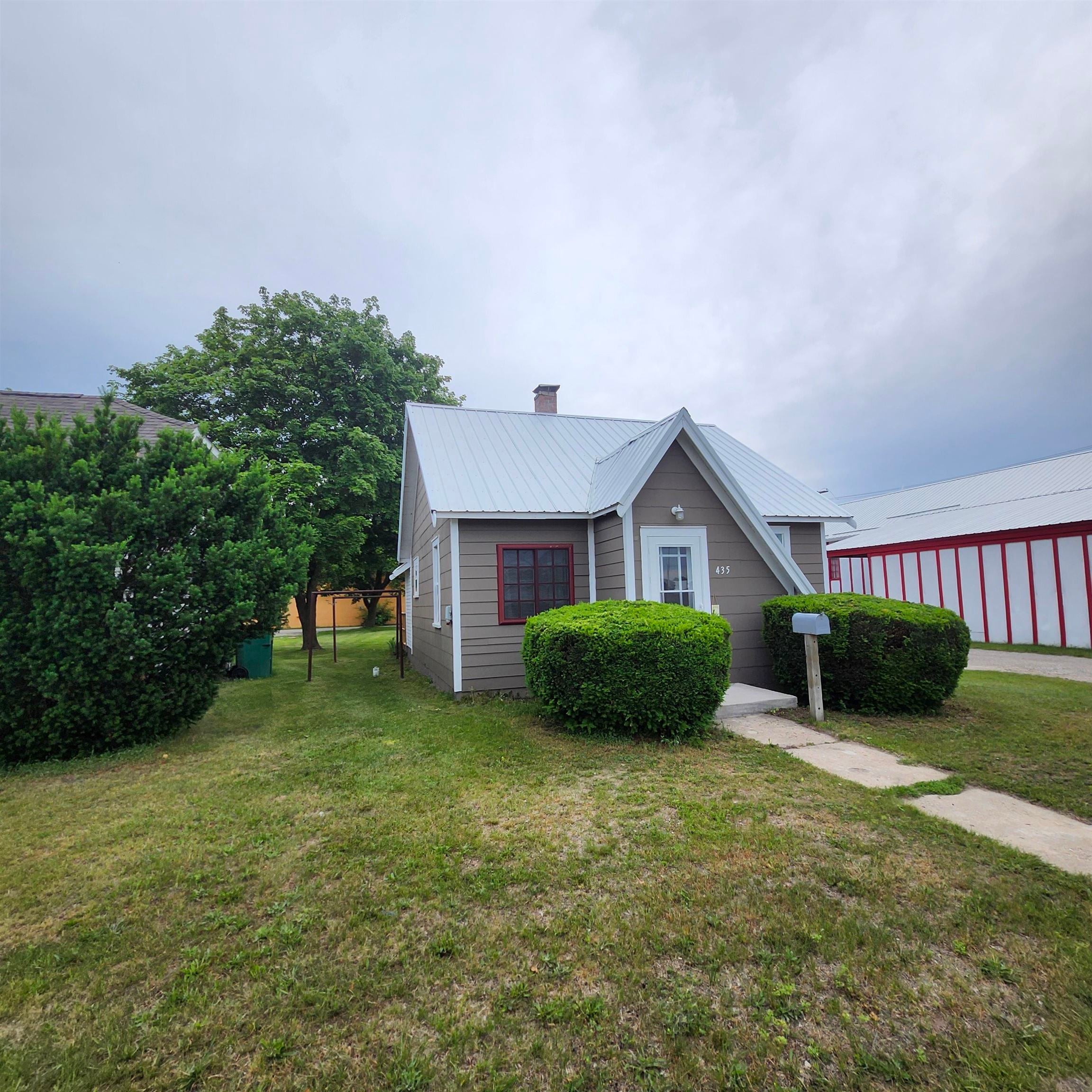 435 E Cedar Avenue, Gladwin, MI 48624 — photo 2