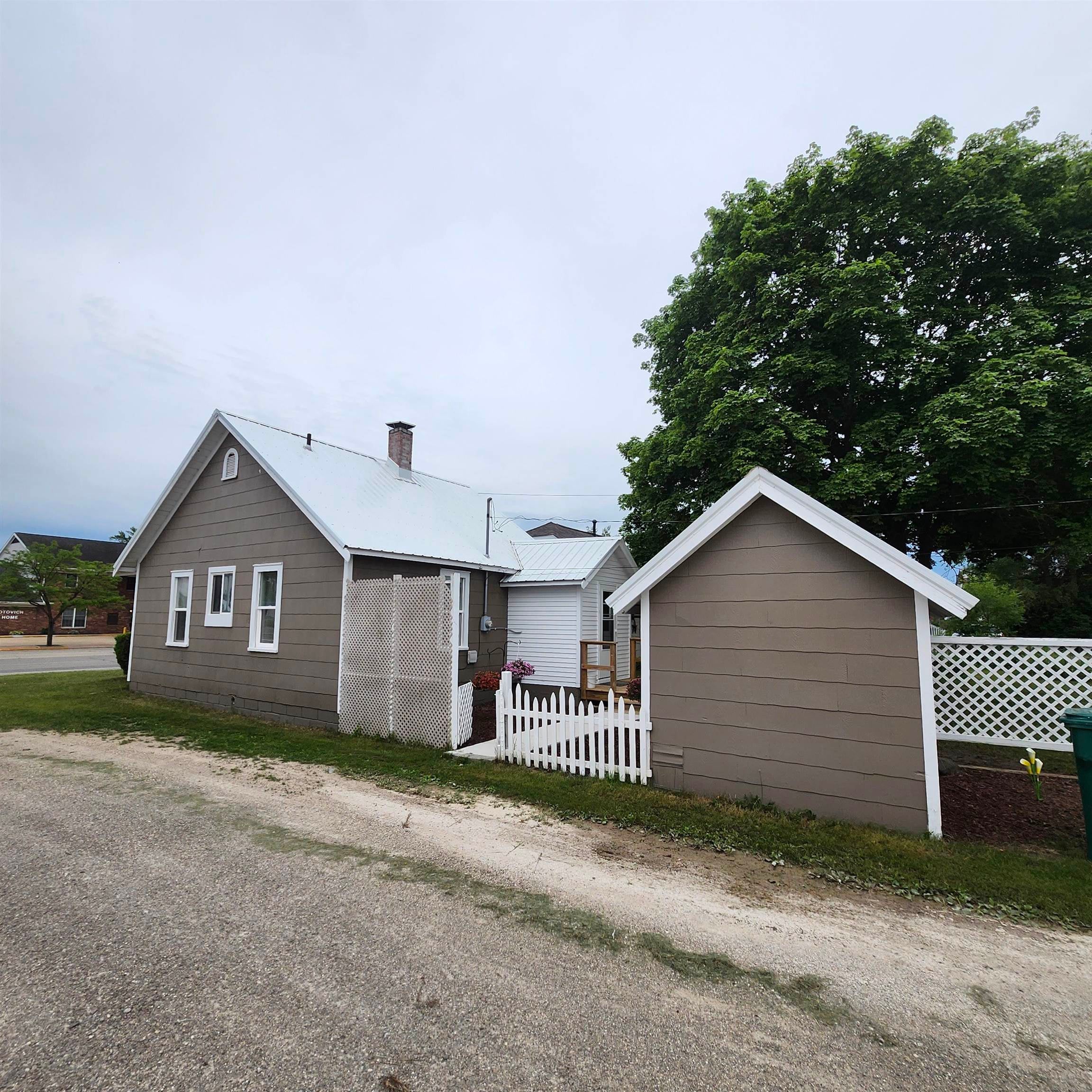 435 E Cedar Avenue, Gladwin, MI 48624 — photo 3