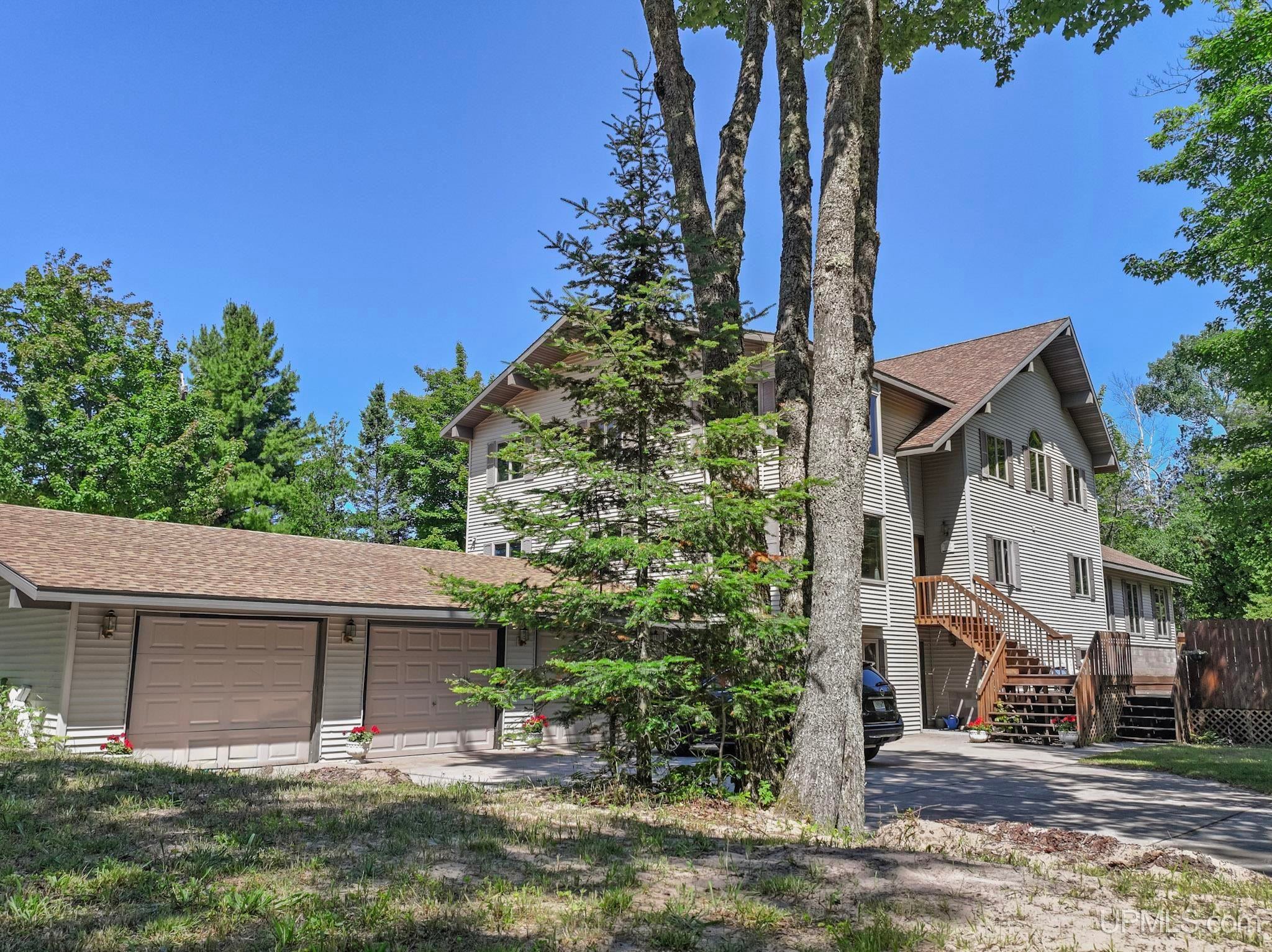 5451 Lakeshore Drive — photo