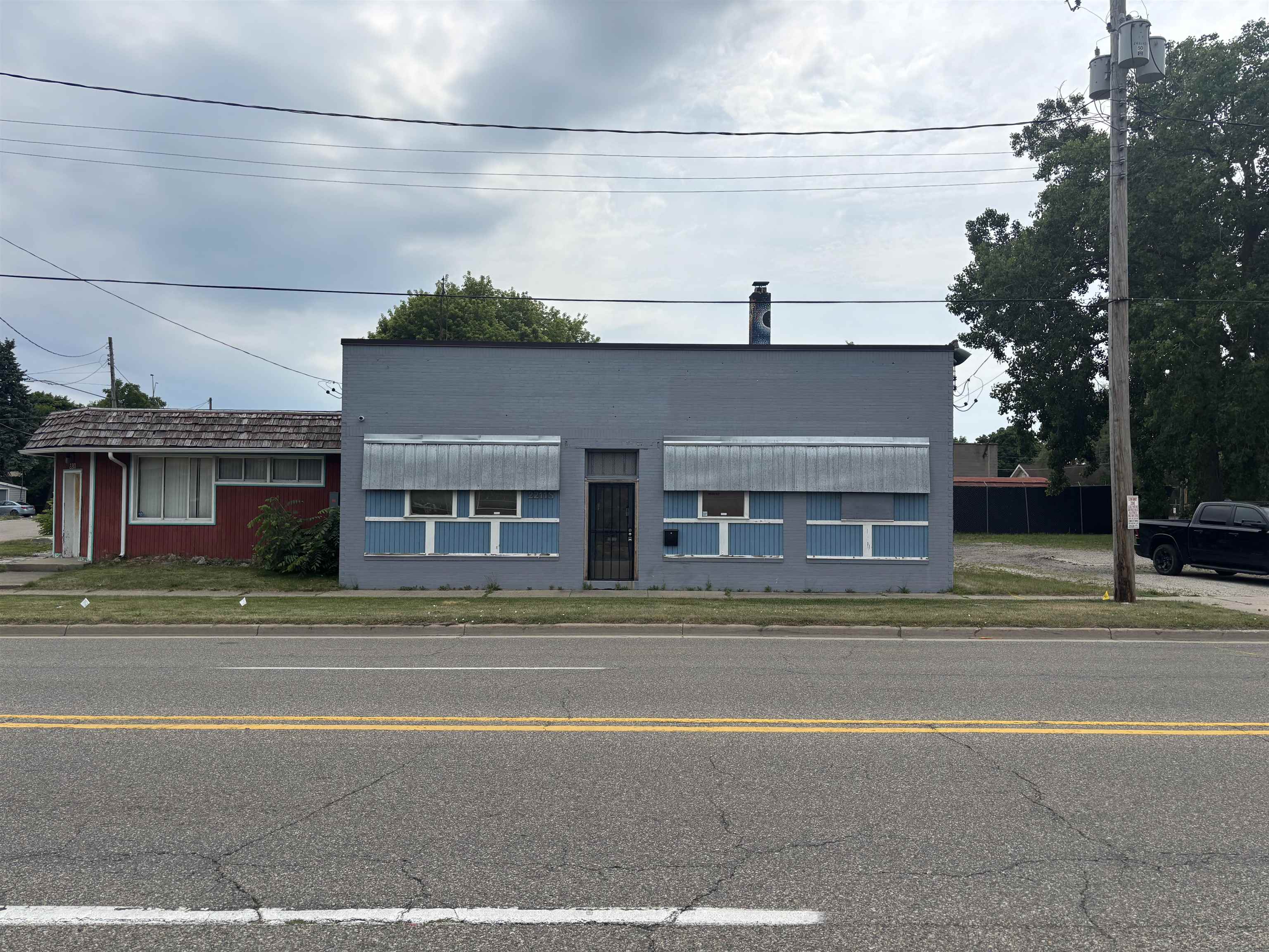 2211 S Saginaw Street — photo