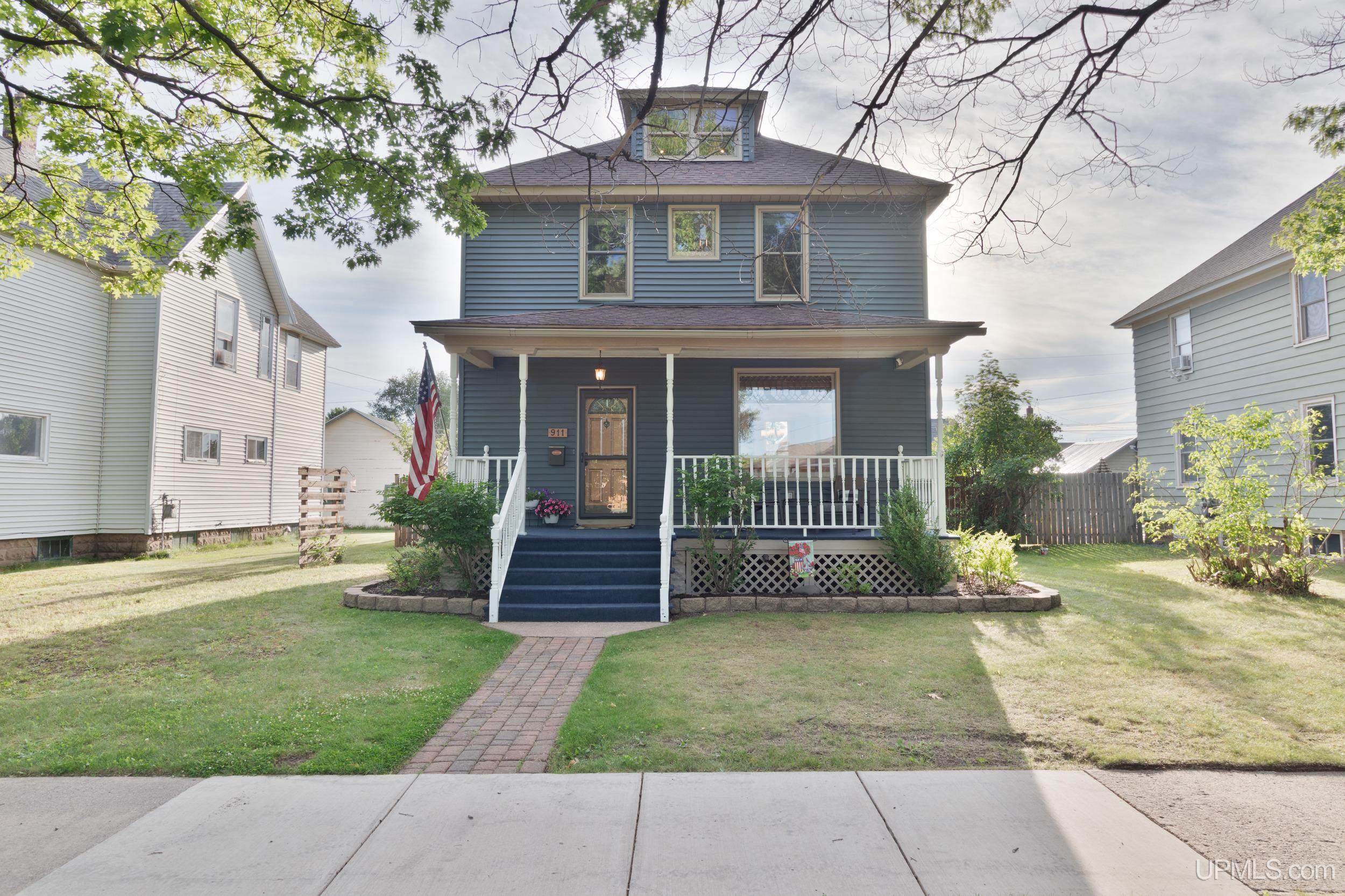 911 Oak Street — photo