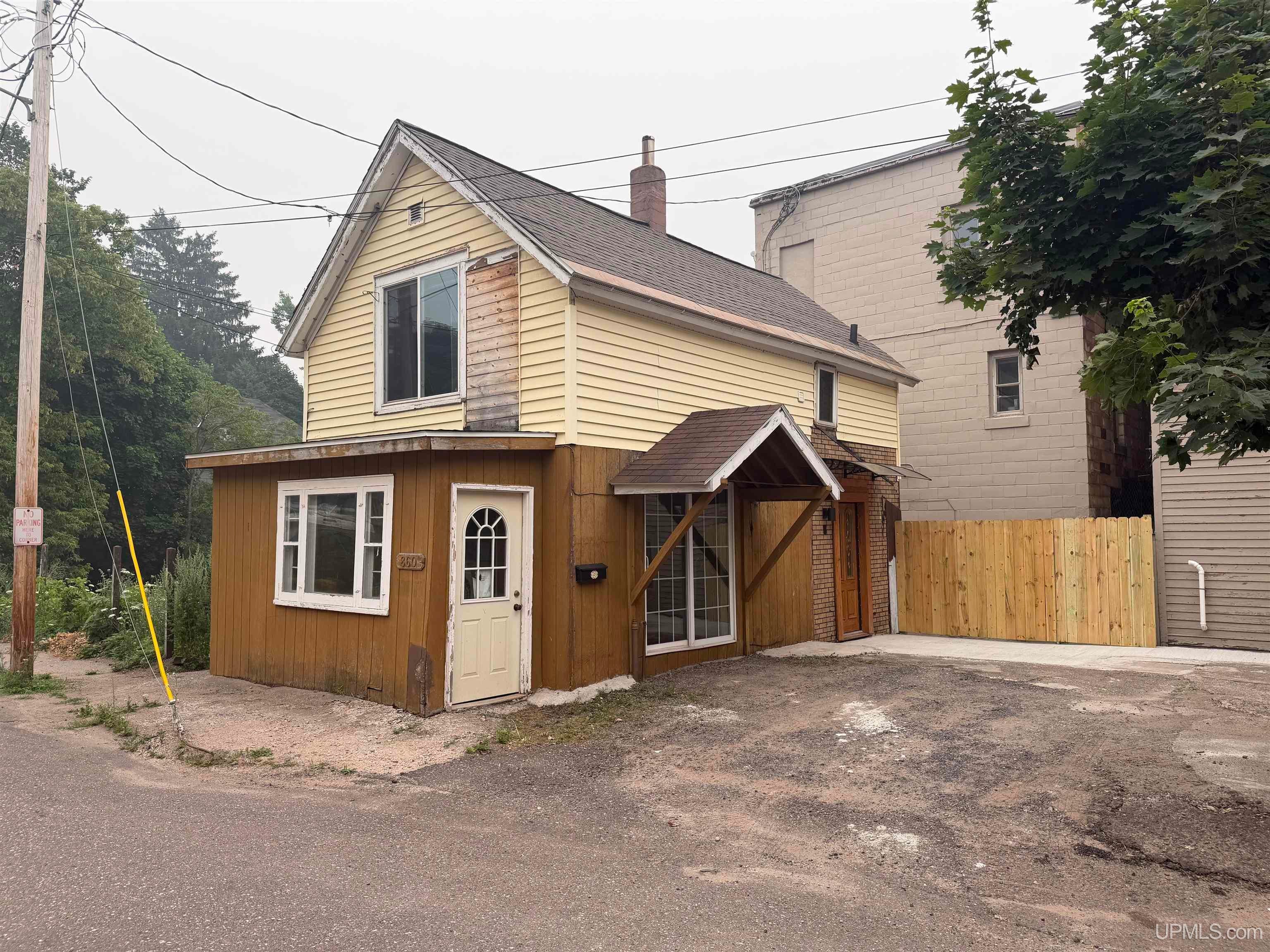 860 W Franklin Street — photo