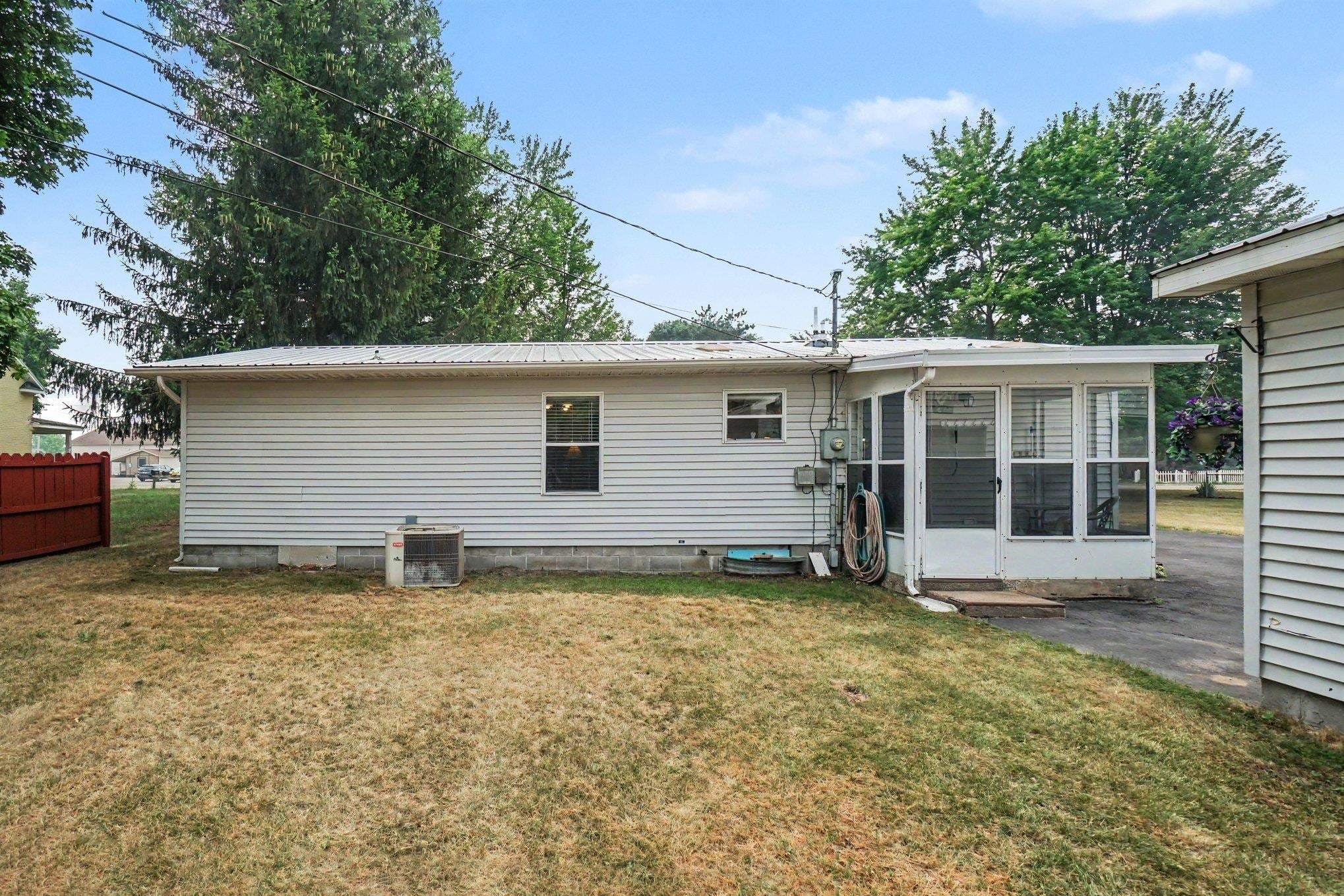 425 E Maple Street, Gladwin, MI 48624 — photo 2