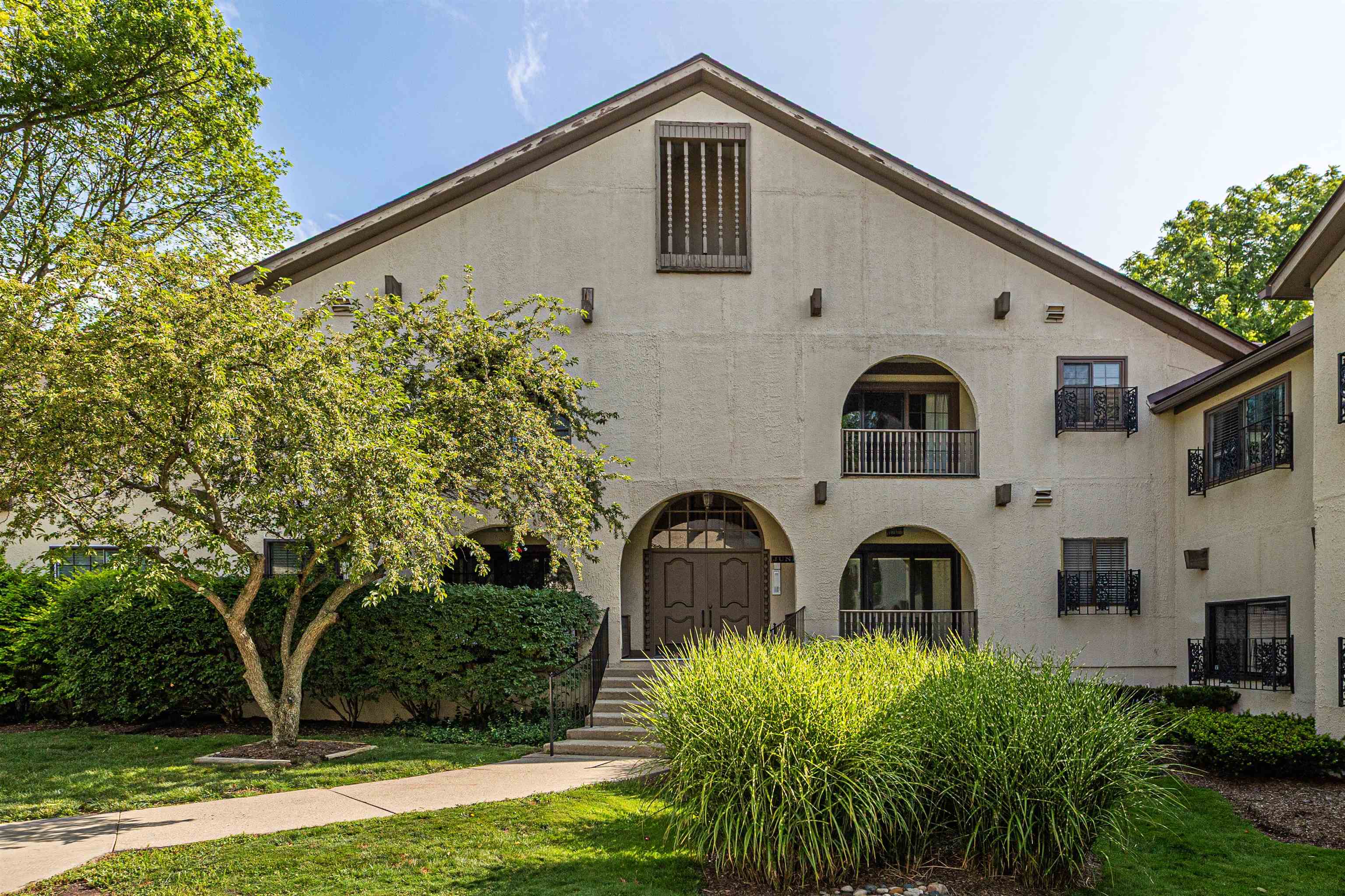 42160 Woodward #40 Avenue 40 — photo