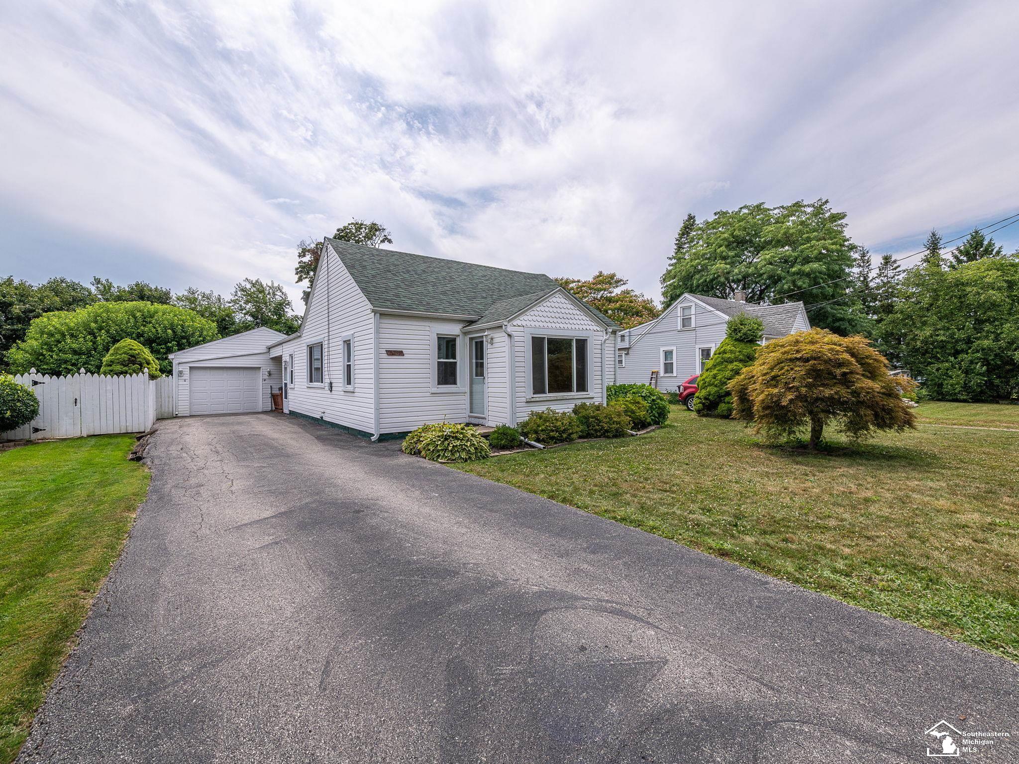 6243 Dallas Road — photo