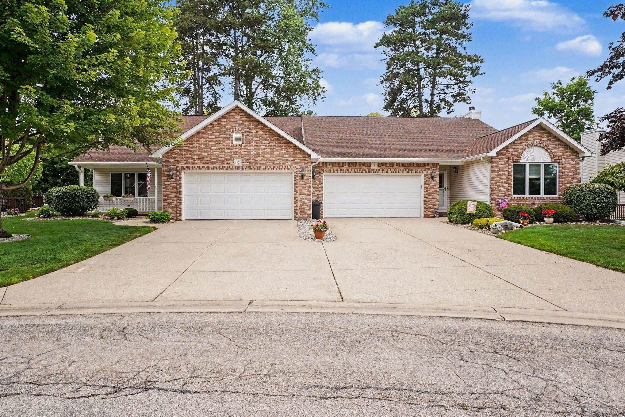 8 Thornapple Court — photo