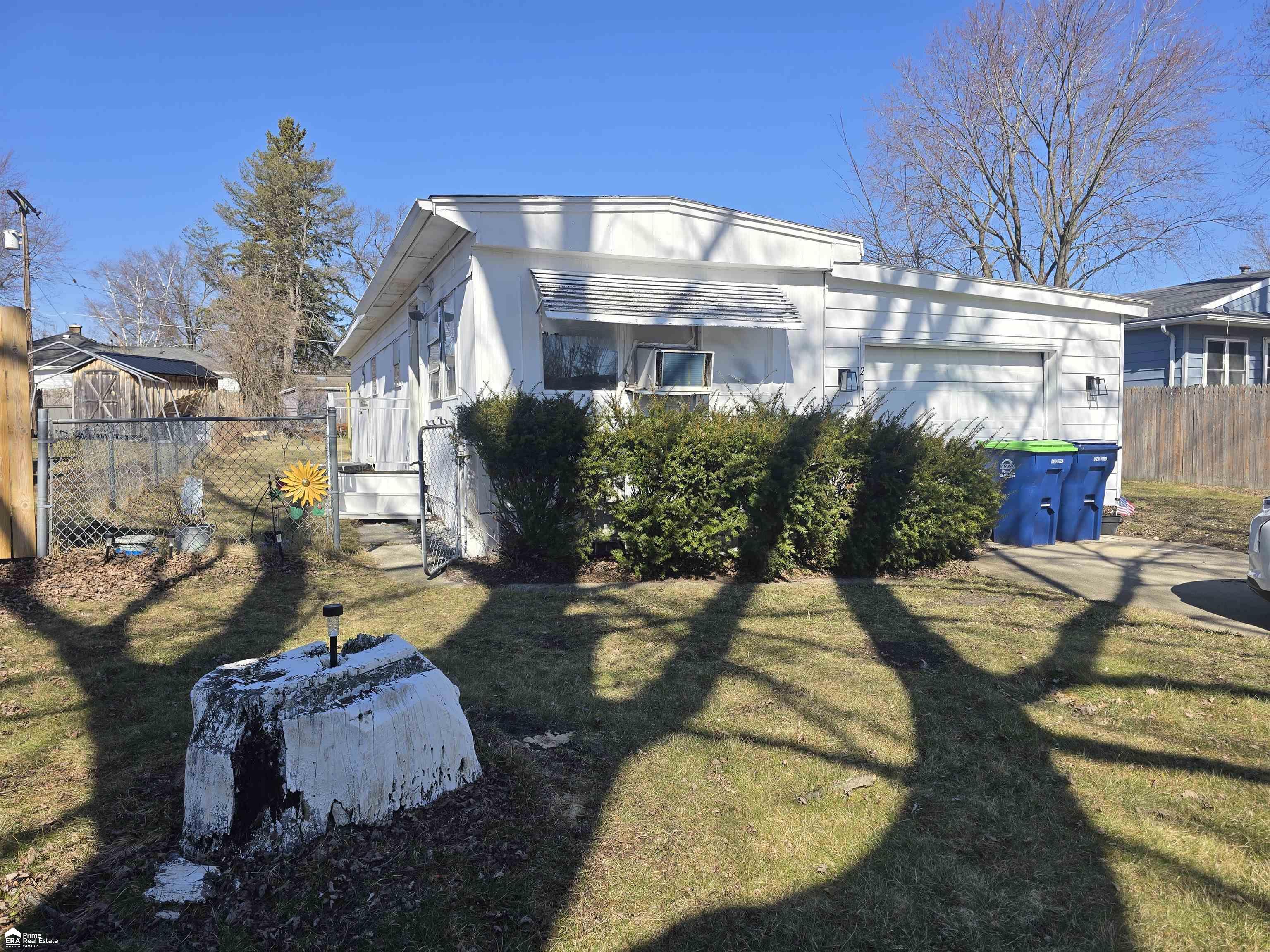 213 E Oak Street — photo