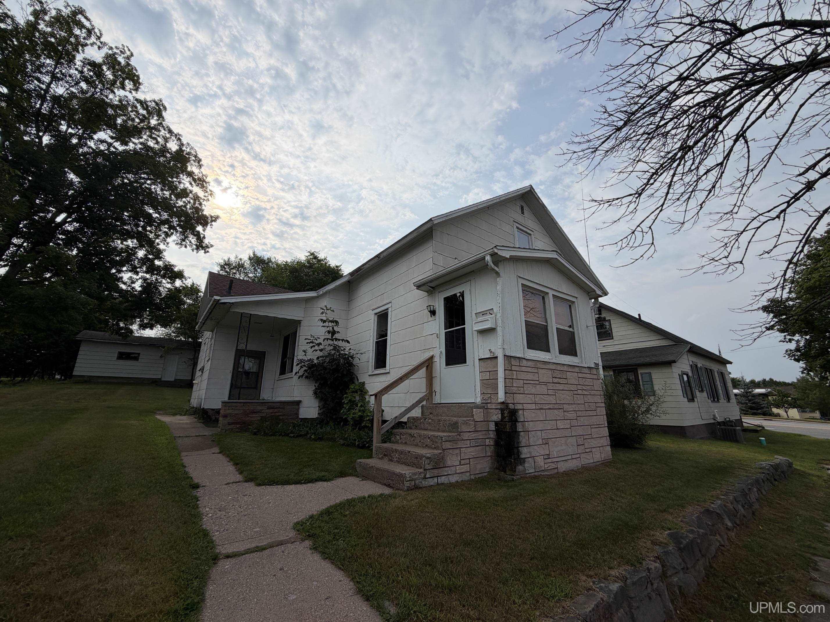 704 Section Street — photo