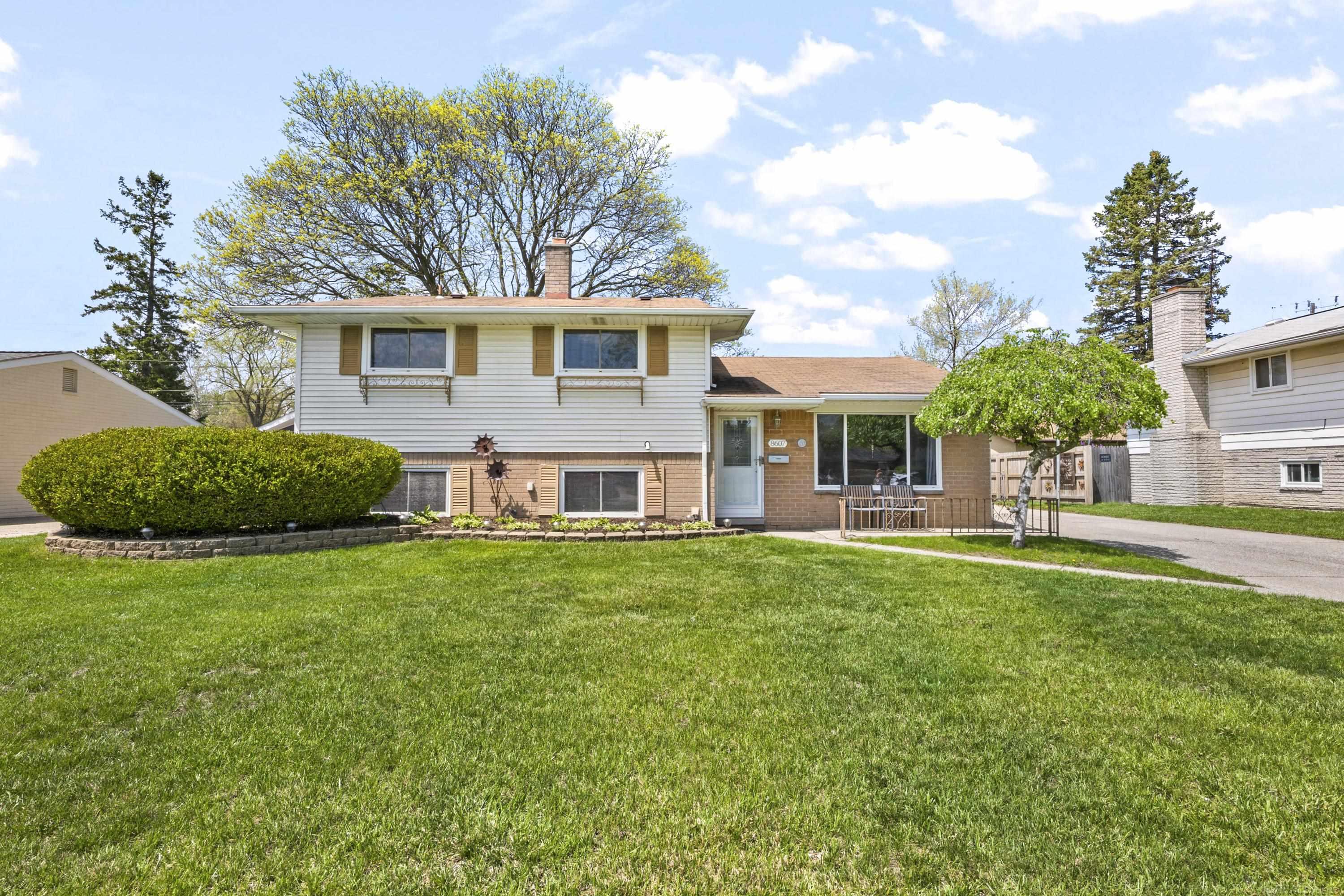 8607 Leslie Street — photo
