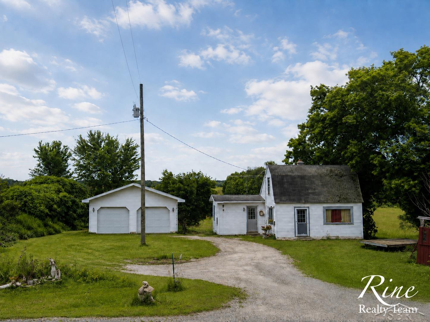14857 M 32 W — photo