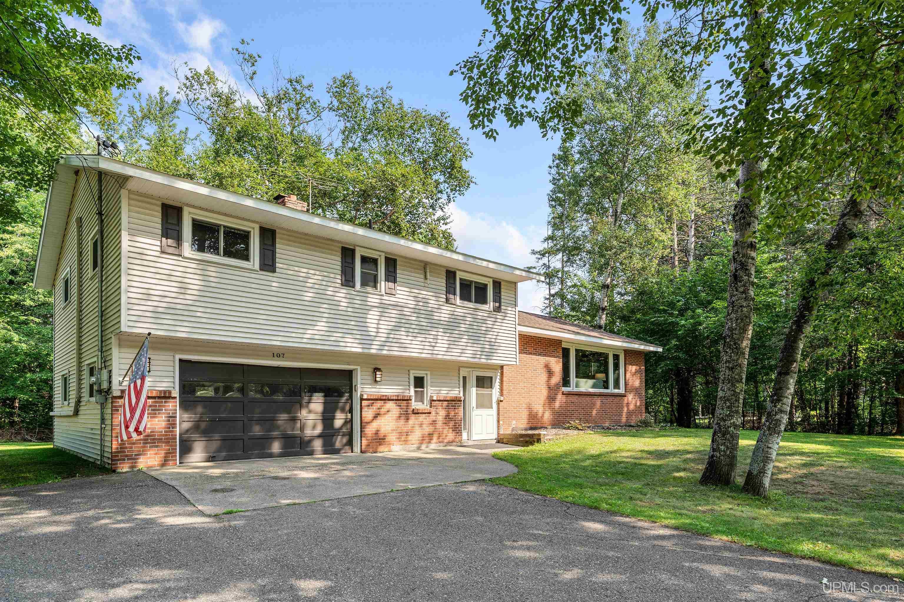 107 Surrey Lane — photo