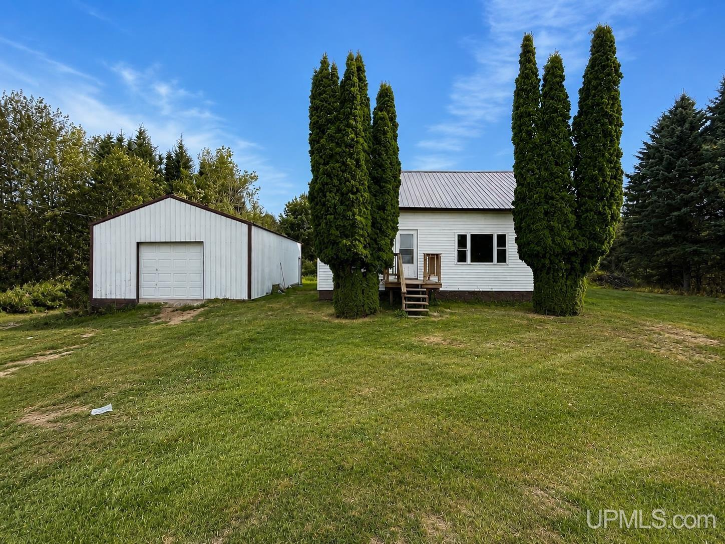 900 Manistique Avenue — photo