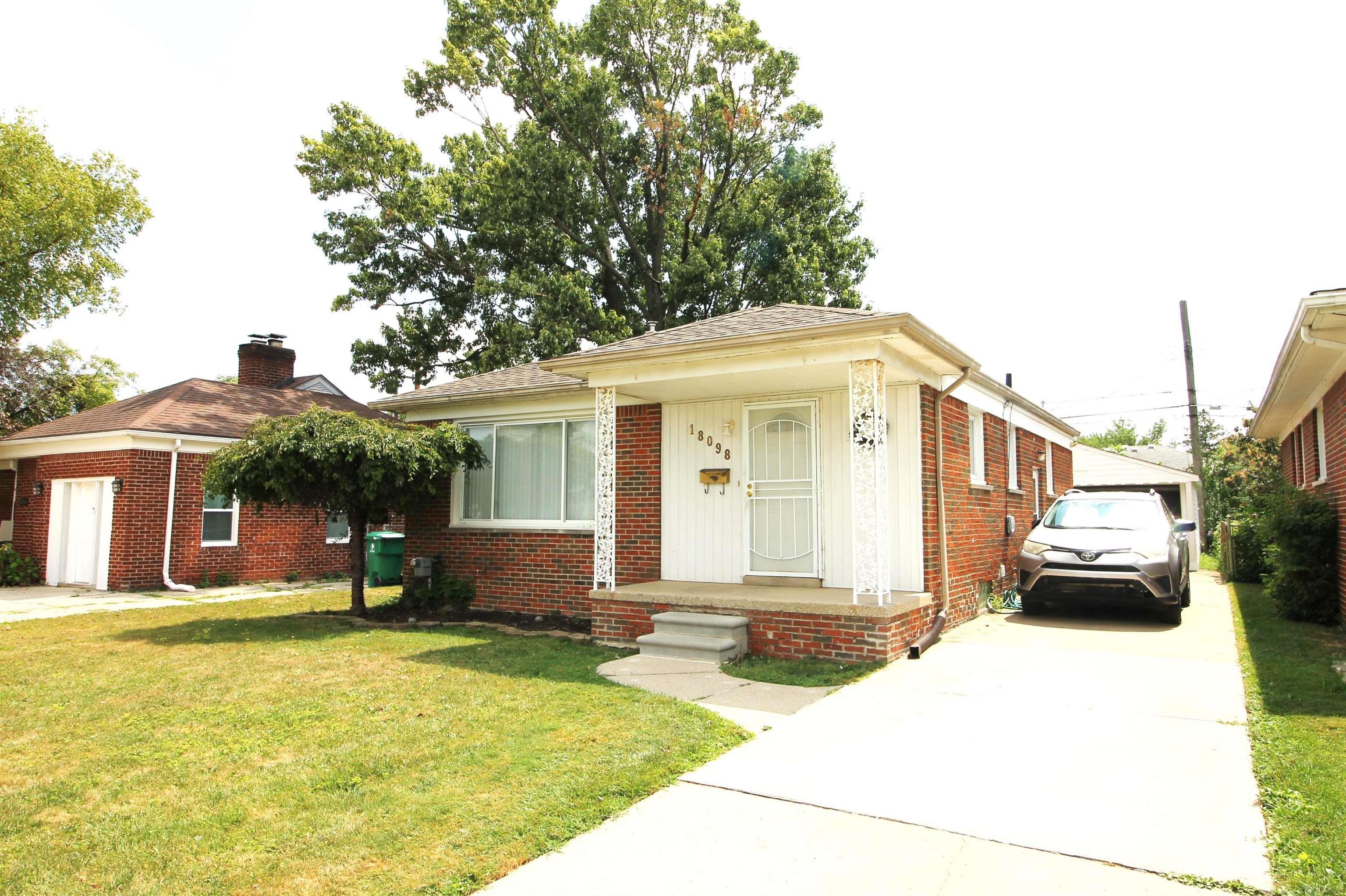 18098 Oak Avenue — photo
