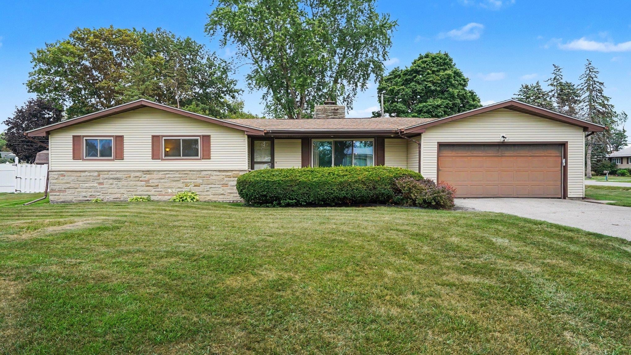 5447 Goetz Court — photo