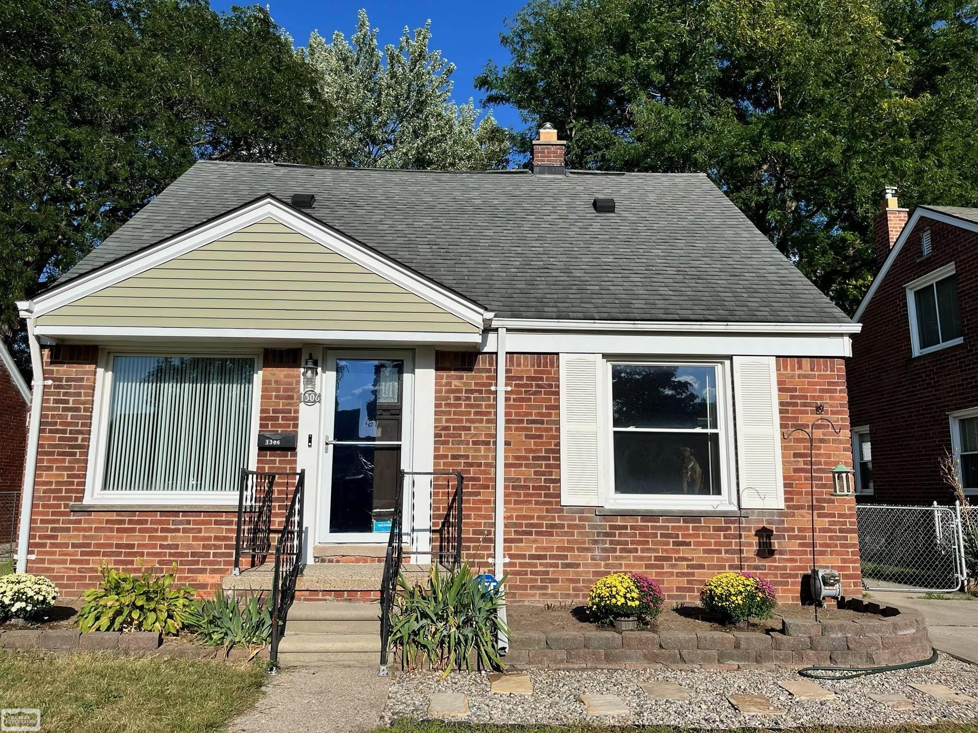 1306 N Silvery Lane — photo