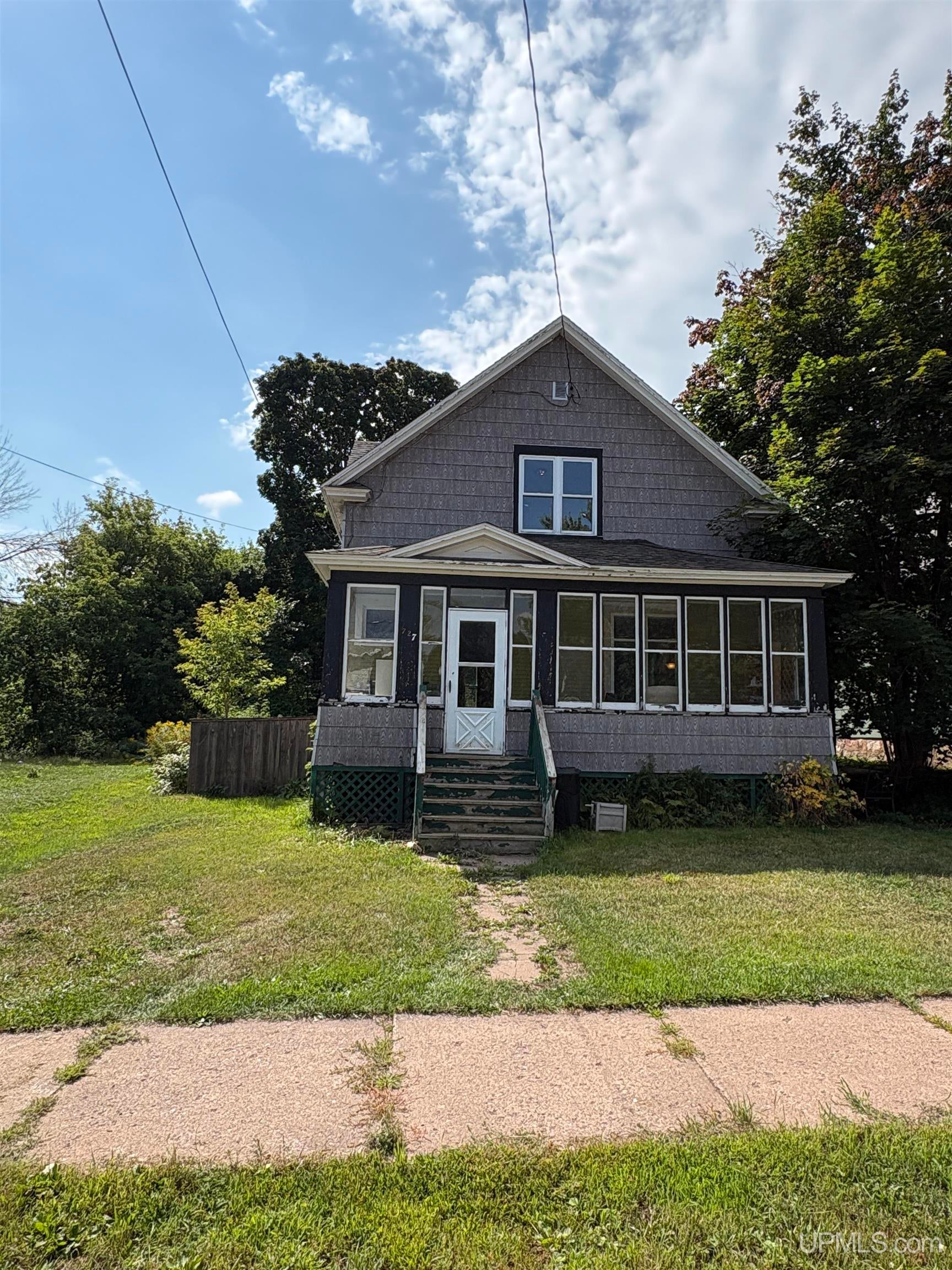 727 Sutherland Street — photo