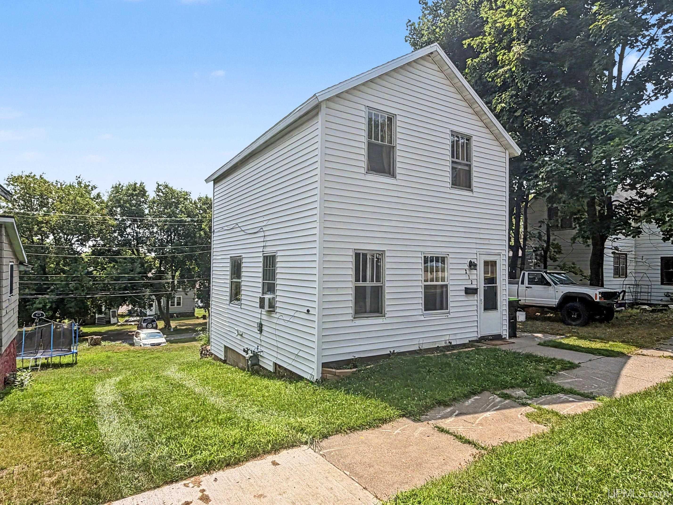 213 W Brown Street — photo