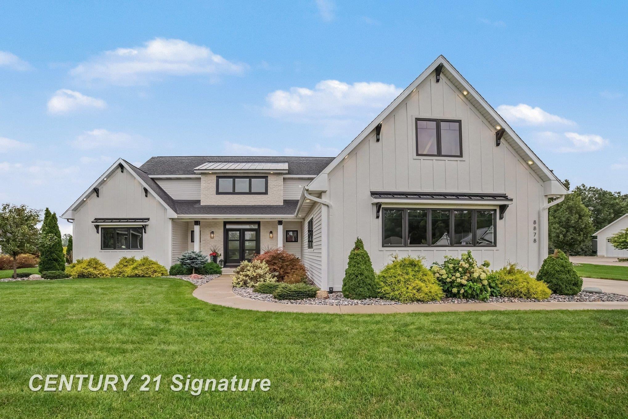 8878 N Meadows Court — photo
