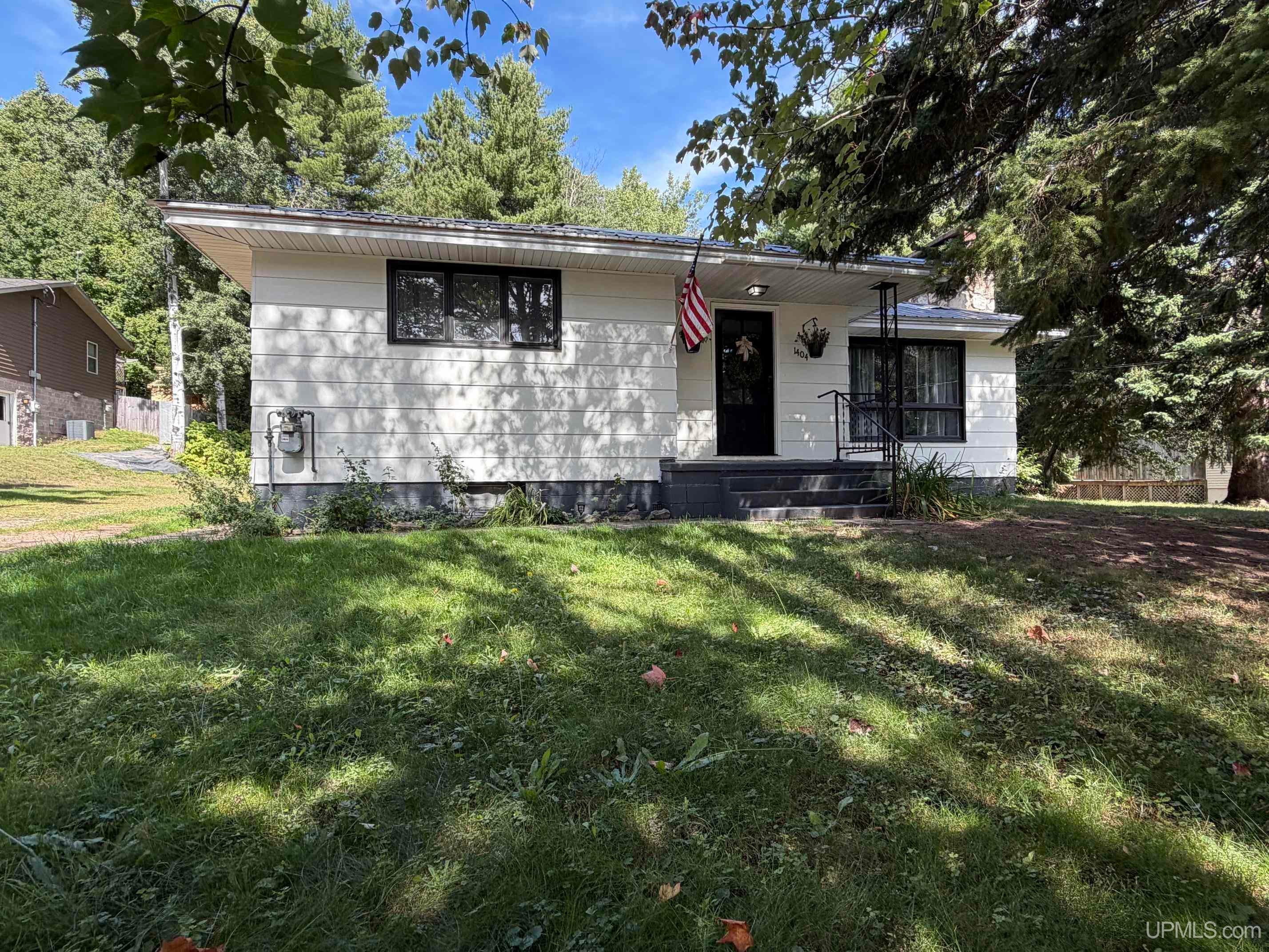 1404 Pioneer Road — photo