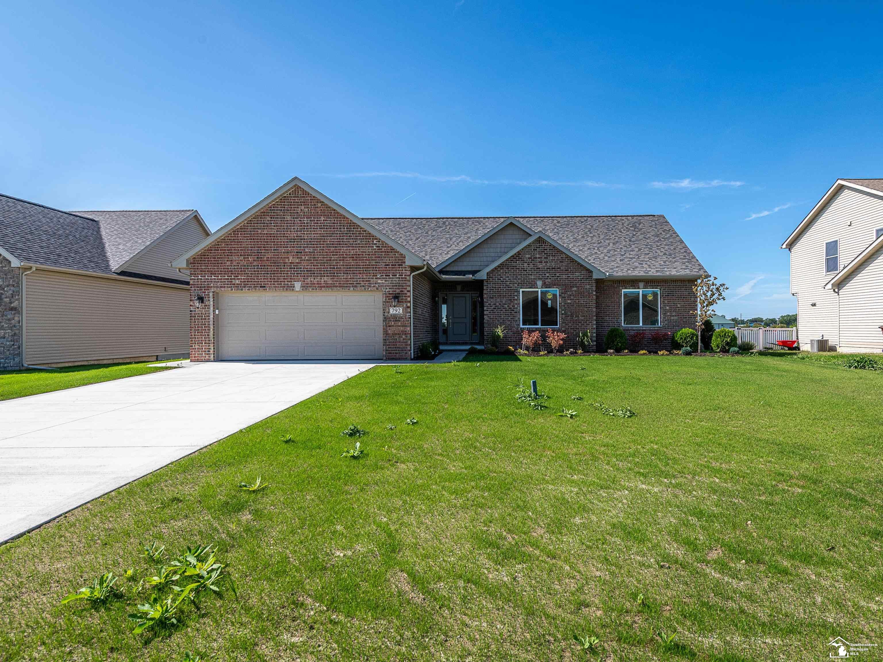 792 E Sweet Briar Lane — photo