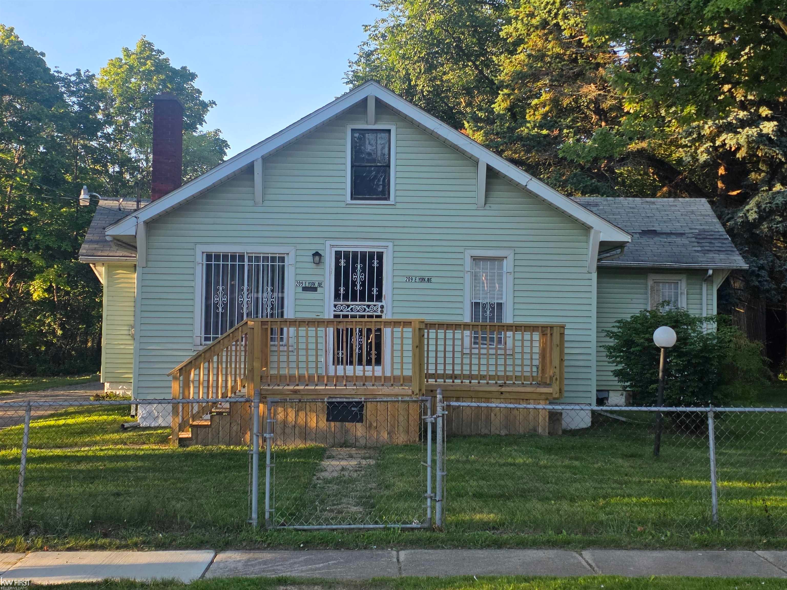209 E York Street — photo