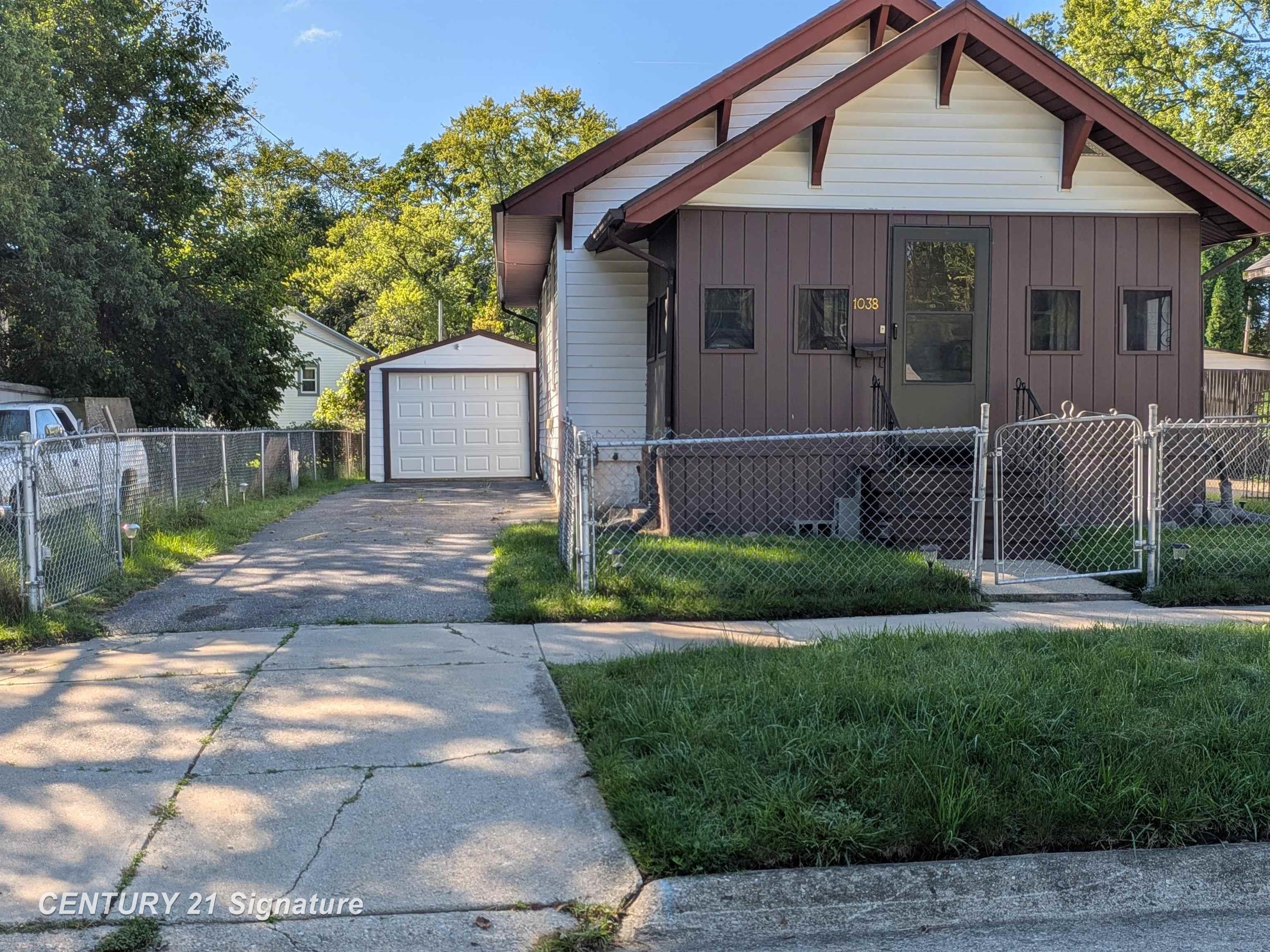 1038 E Marengo Avenue — photo