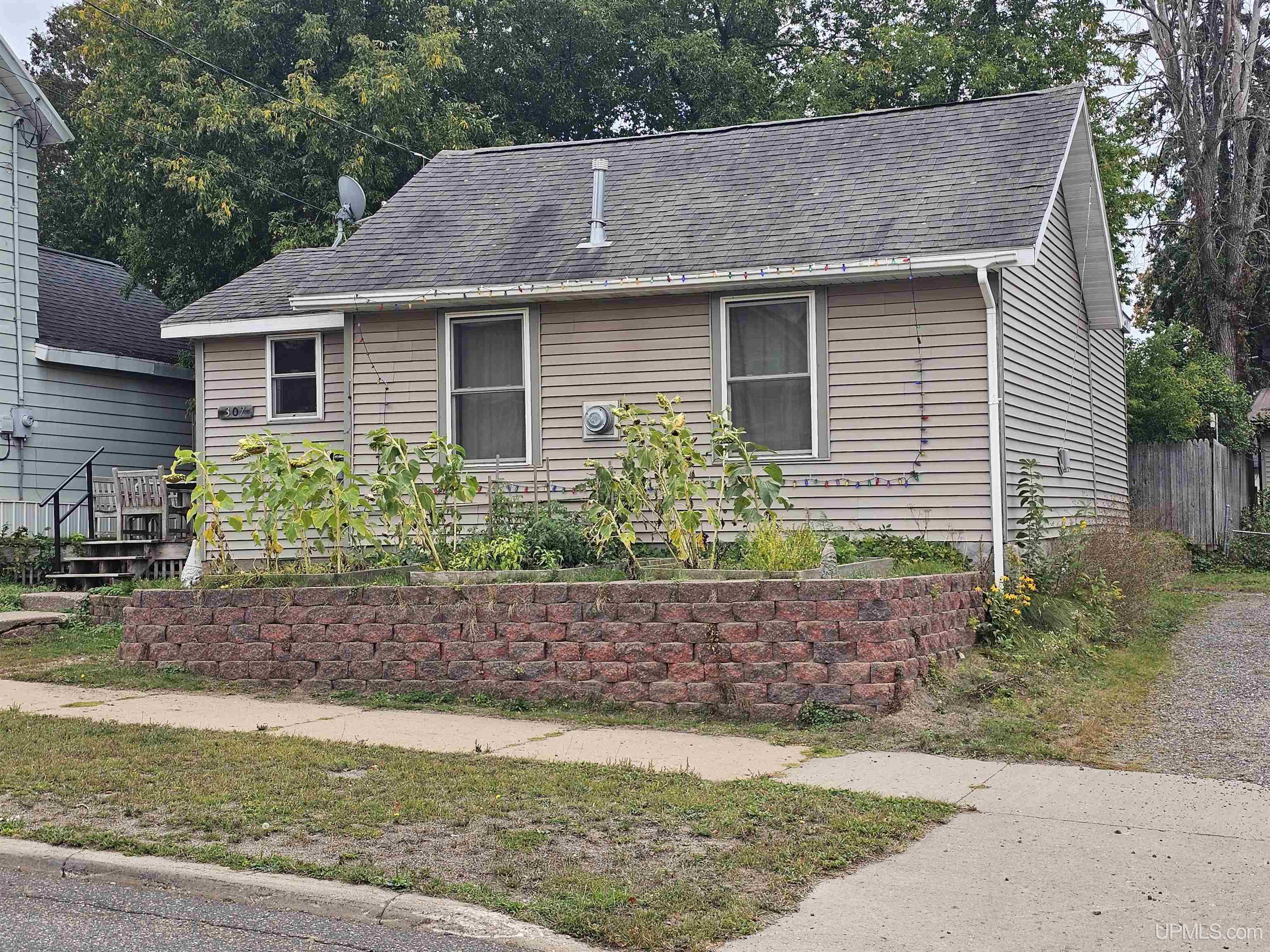 307 W Clark Street — photo