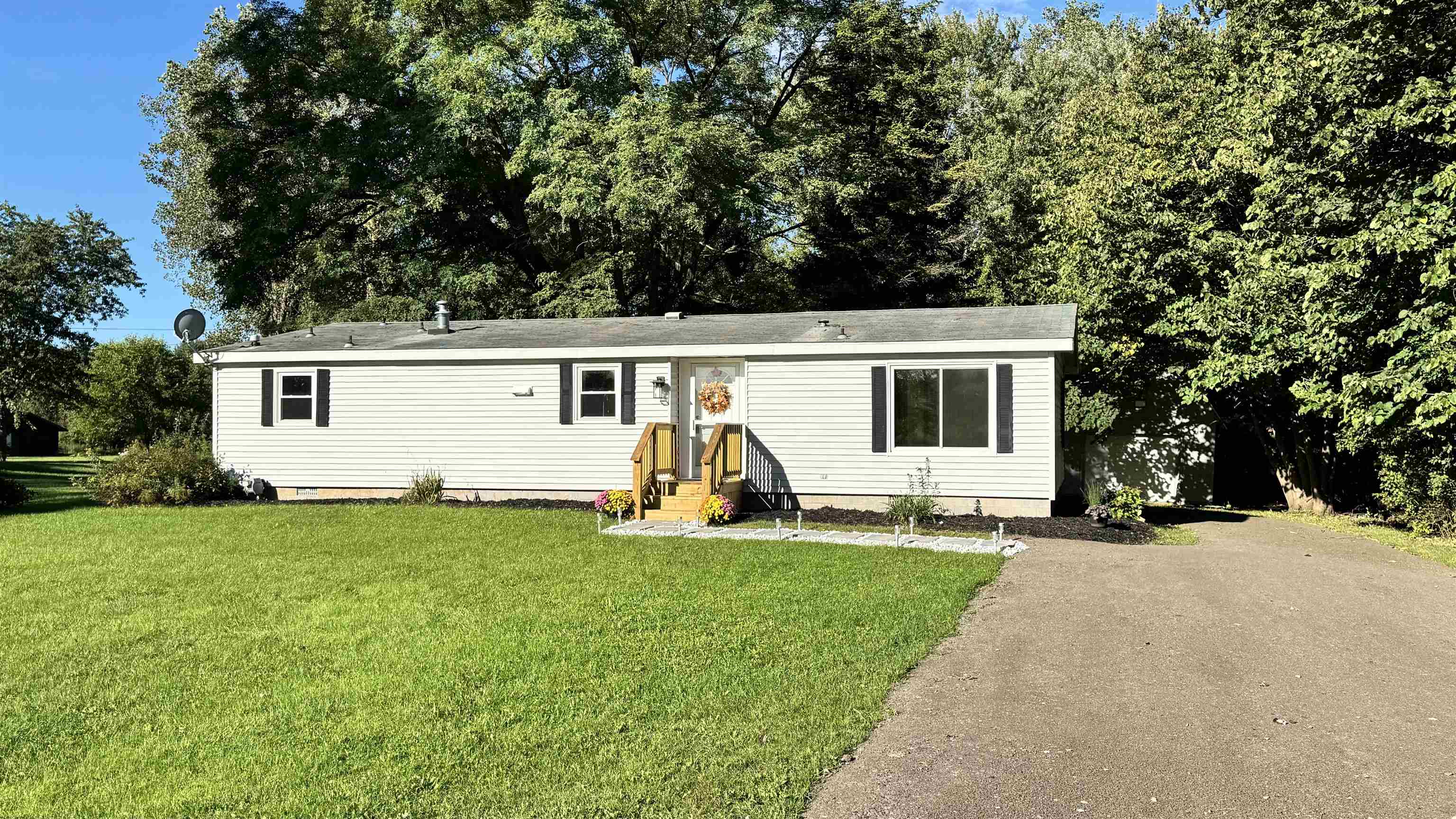 11389 N Lewis Road — photo