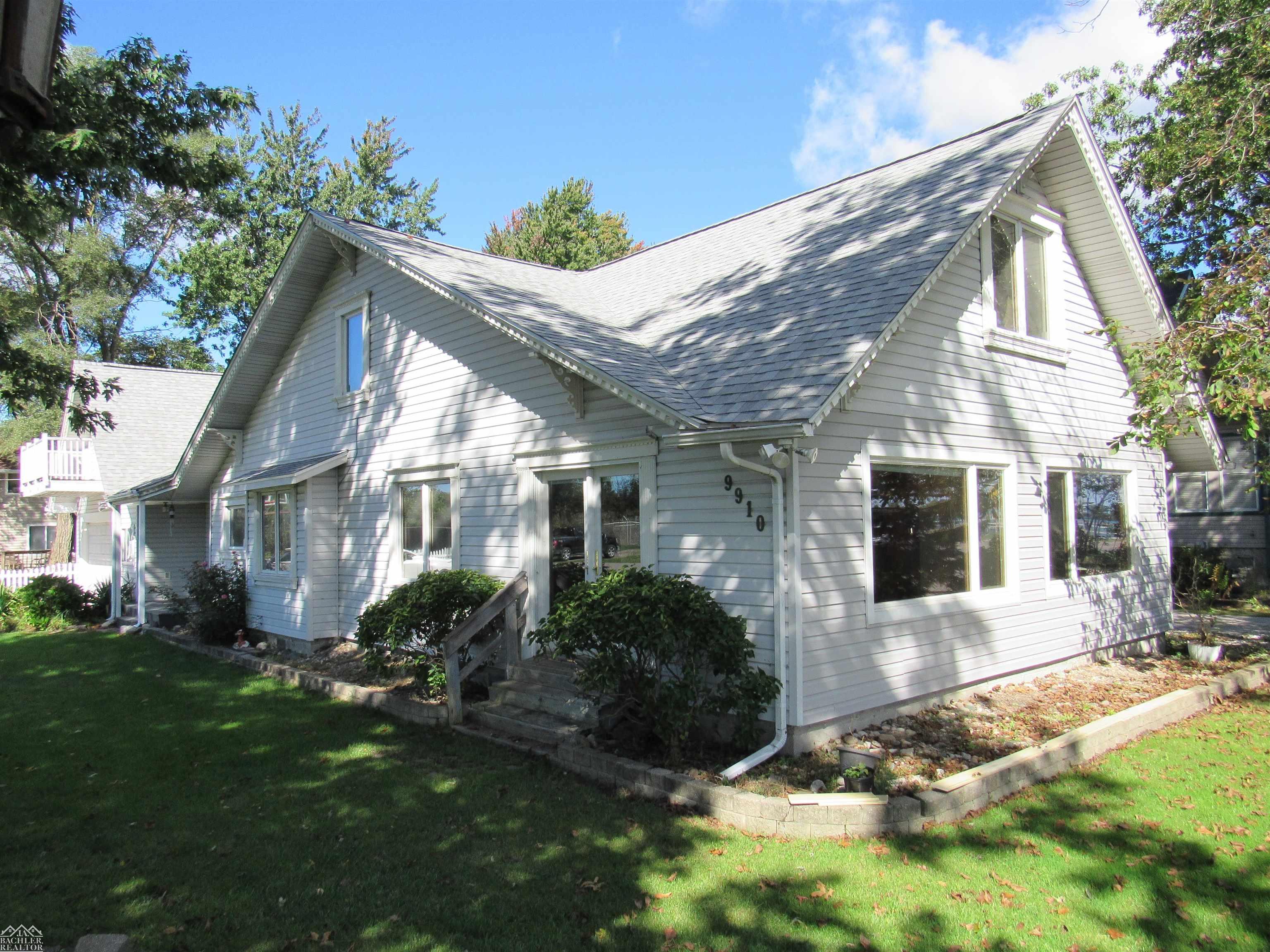 9910 N River Road — photo