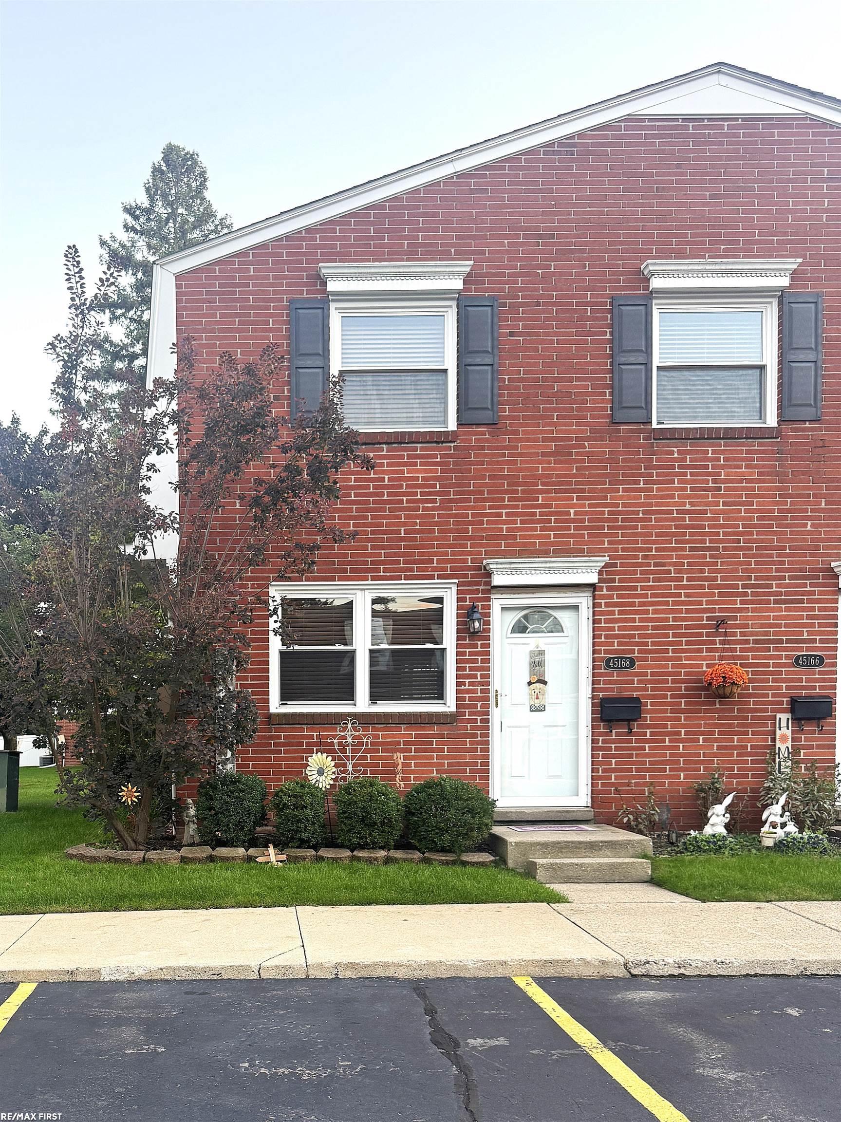 45168 Kensington Street — photo