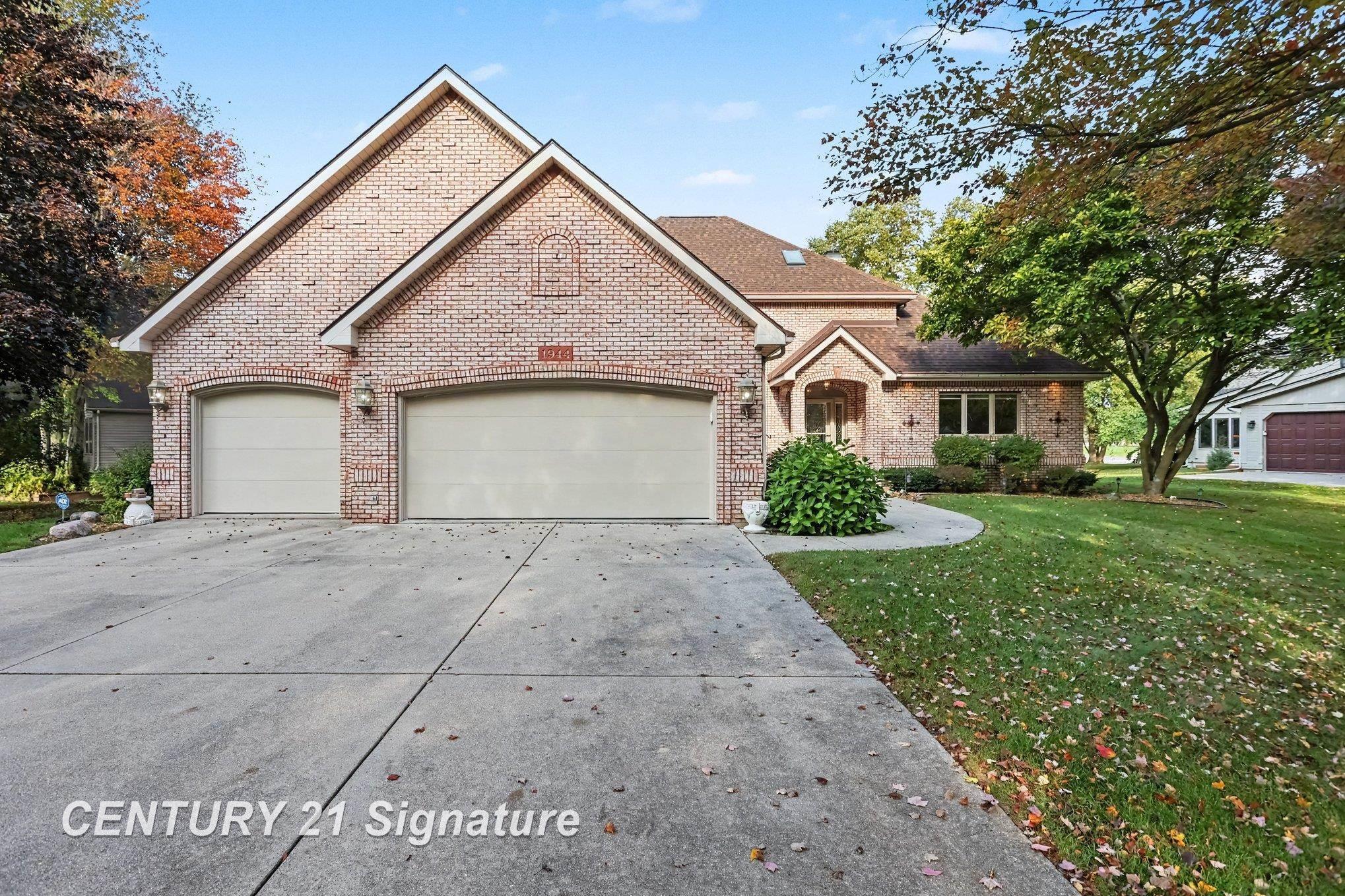 1944 E Lake Circle Drive — photo