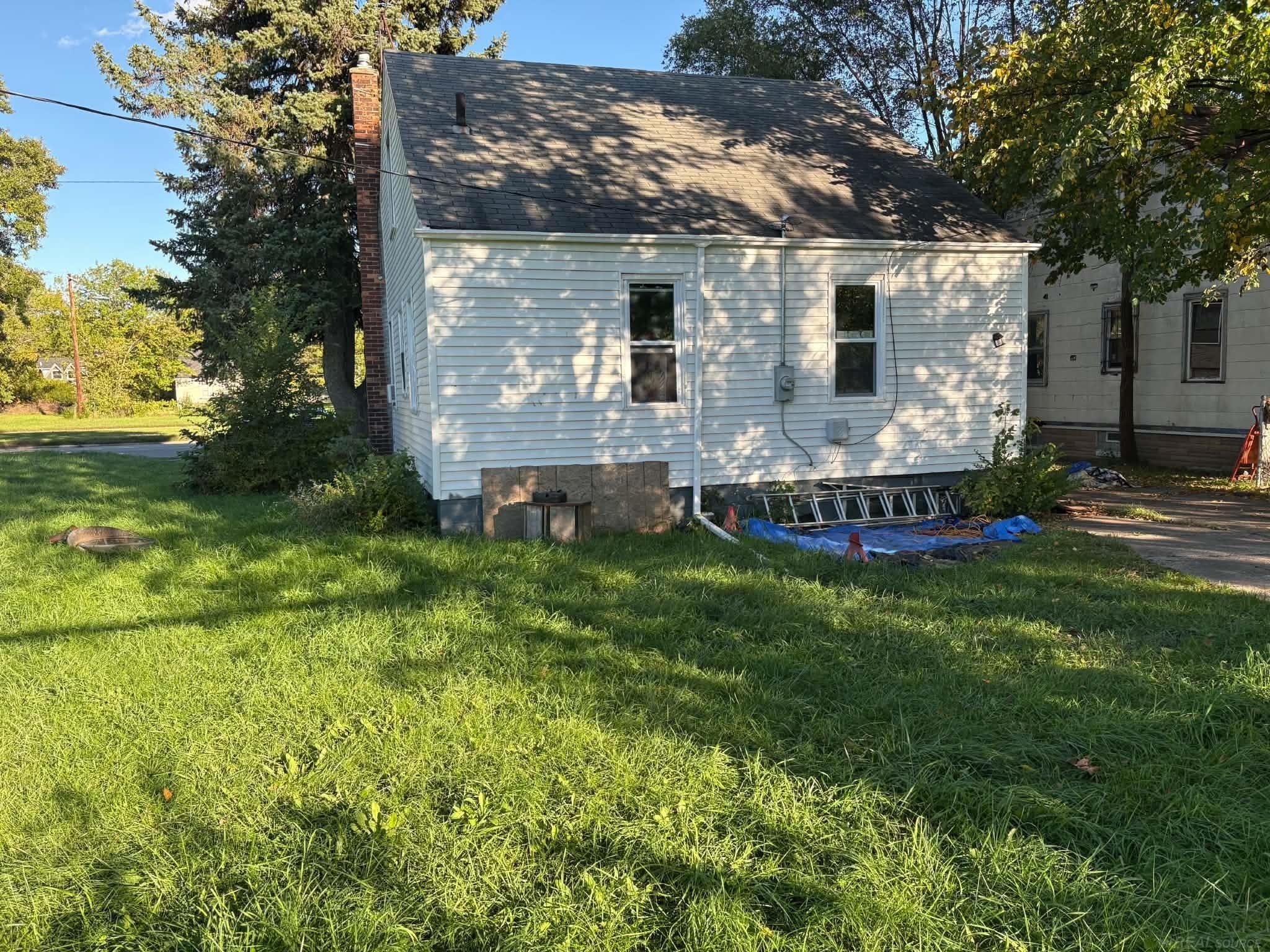 19403 Mound Road — photo