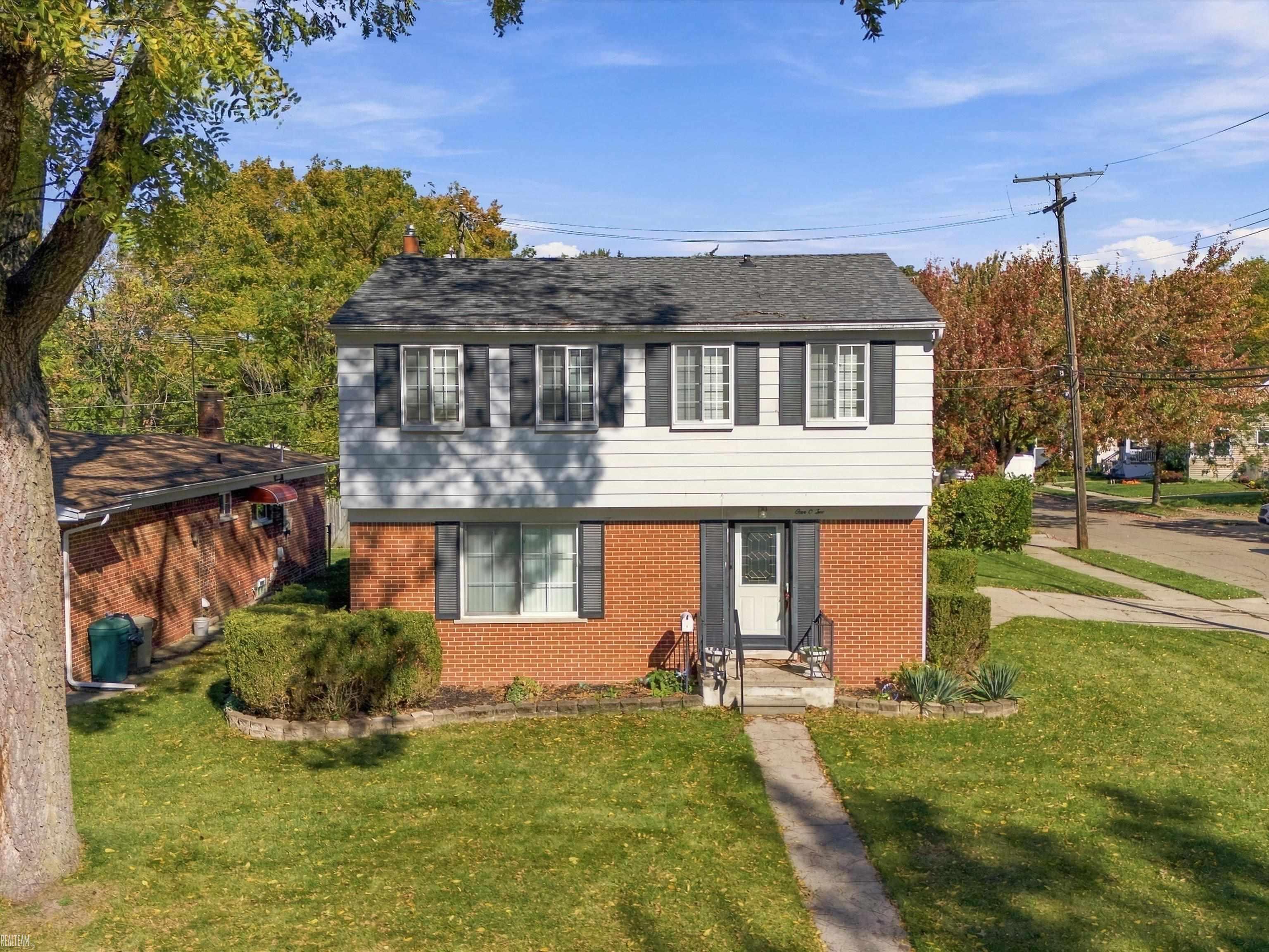 102 Lois Lane — photo