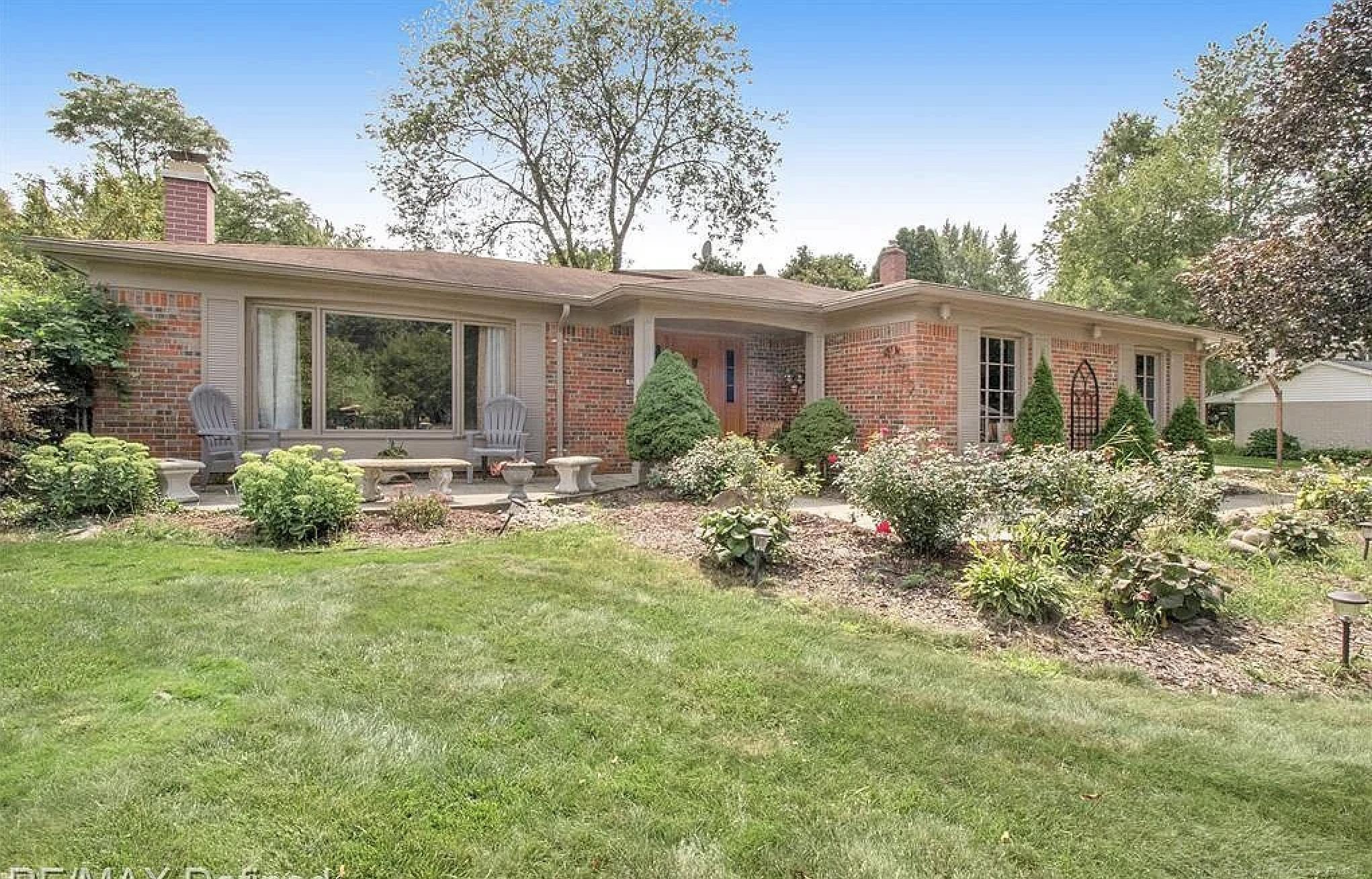 4302 Stonehenge Court — photo