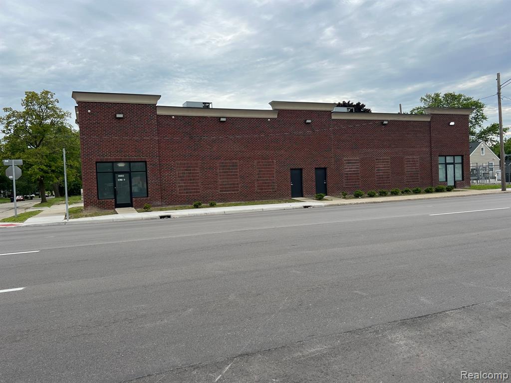 5540 E 8 Mile Road — photo