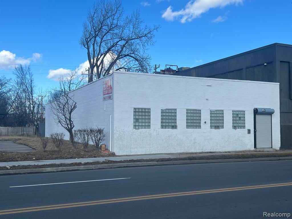 521 E 7 Mile Road — photo