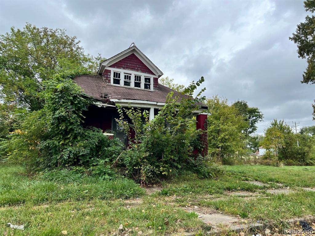 13832 Pinewood Street — photo