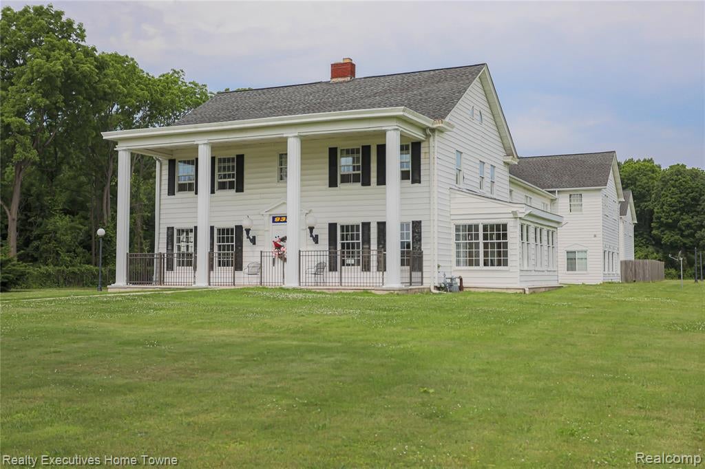 9334 River Road — photo