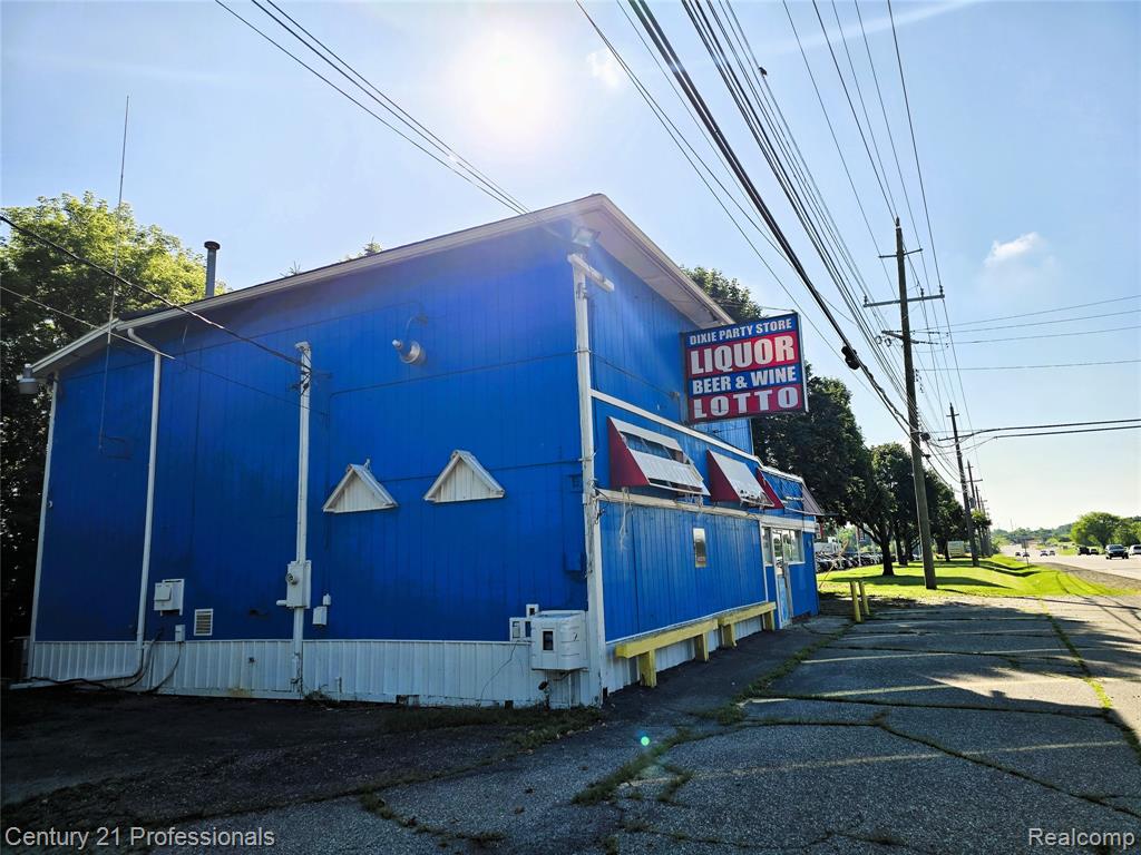 8774 Dixie Highway — photo
