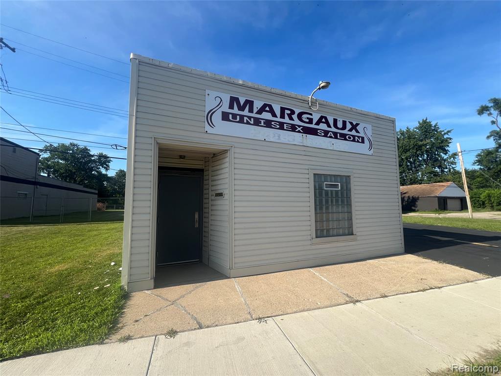 427 E 8 Mile Road — photo