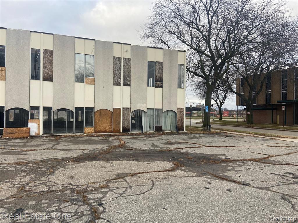 21590 Greenfield Road — photo