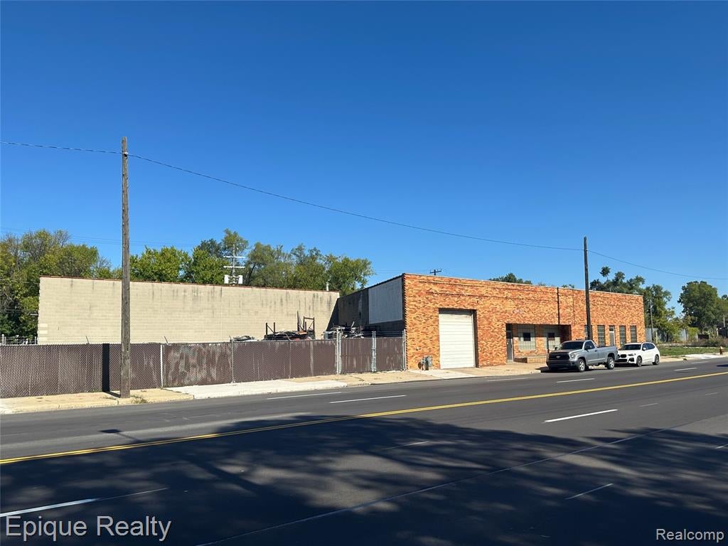 5431 E Davison Street — photo