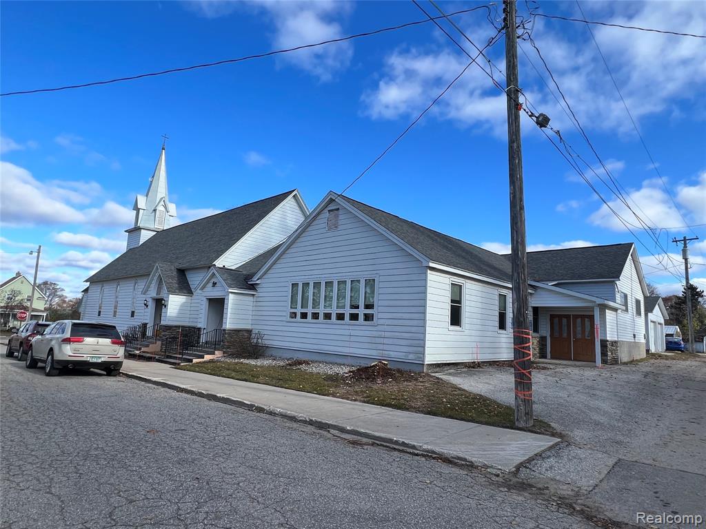 321 W John Street — photo